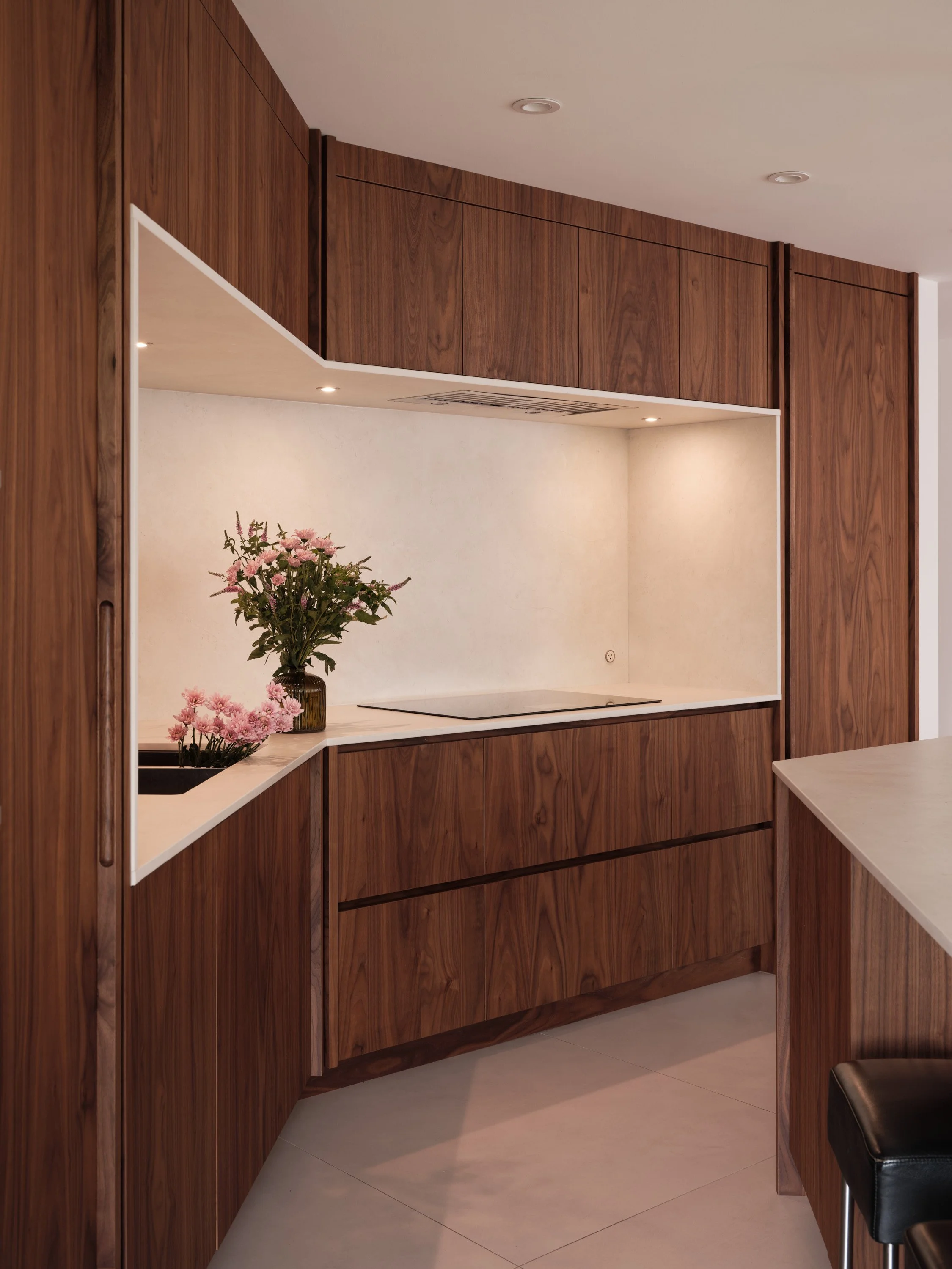 Aménagement de cuisine sur mesure en noyer avec îlot et rangements intégrés