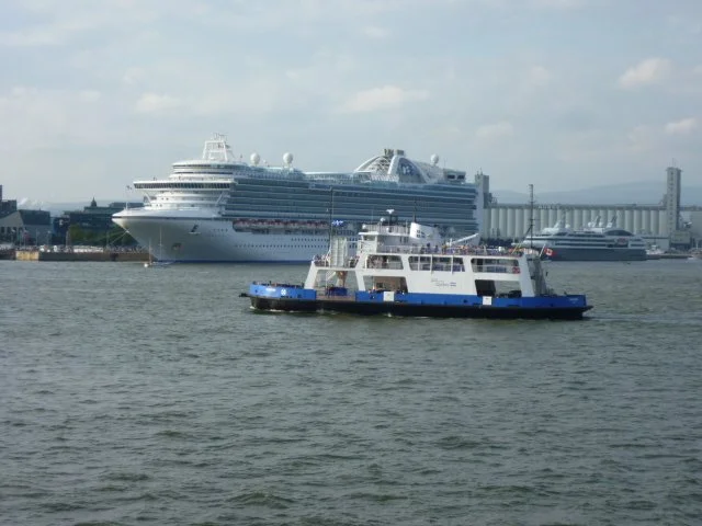 Crown Princess et le traversier.JPG
