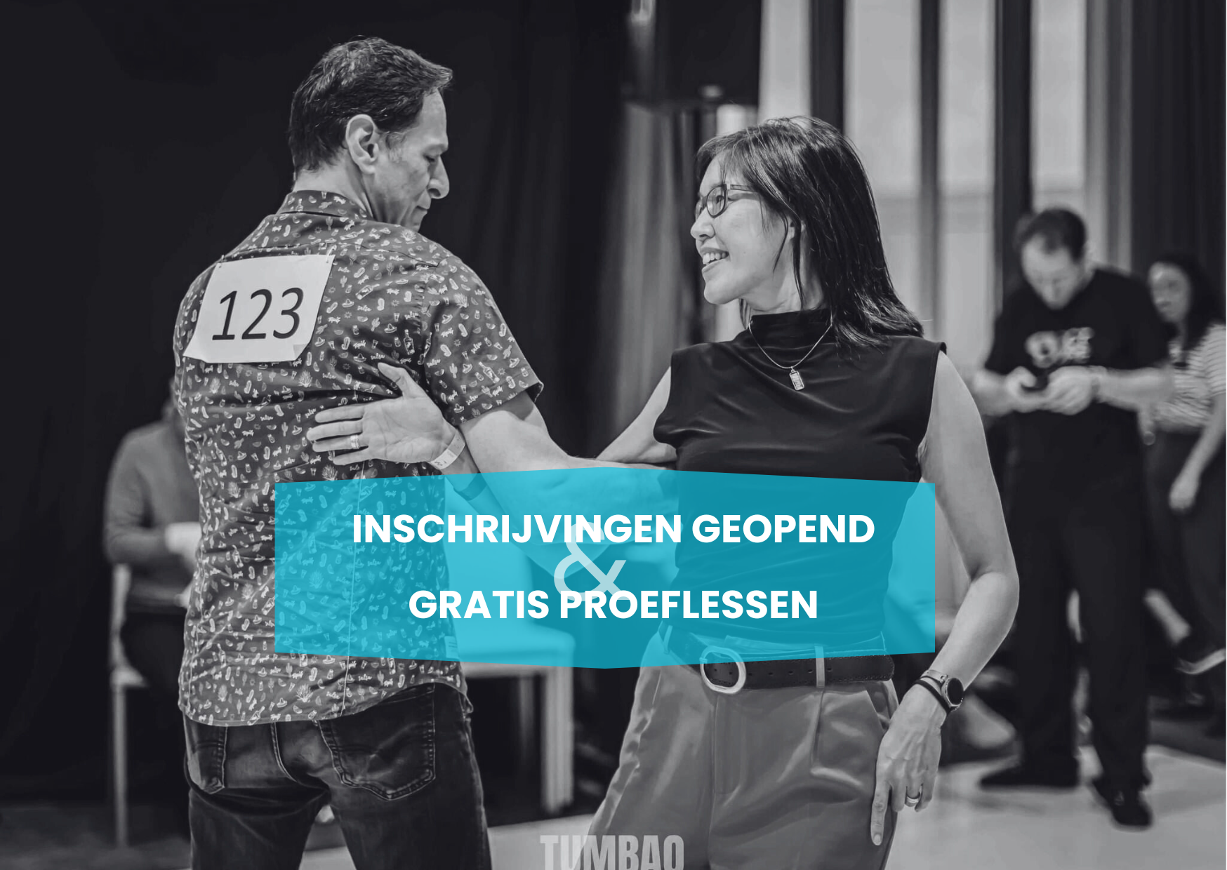koppel dat glimlachend west coast swing danst met in elkaar gehaakte armen