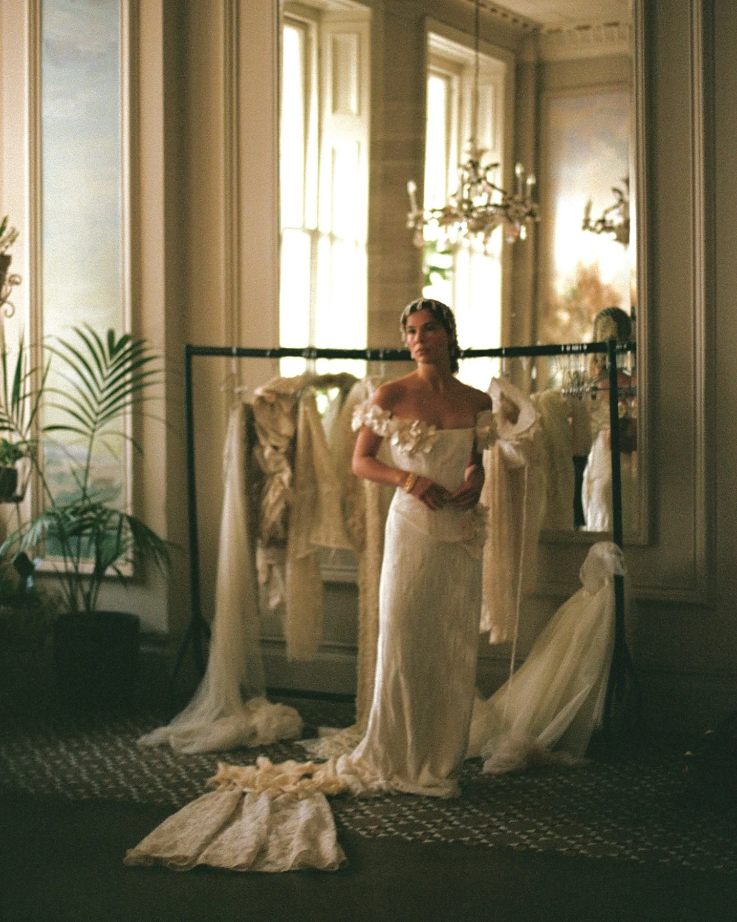 perfectly imperfect film ☁️🎞️

host julita x faye wilde 
#fayewildeworkshops 
education @fayewildephotography 
bridal couture + veils  @julita_ldn_bride 
bts @curatedcontentco_
mua @nicolabeddoes 
hair @thehair.co 
jewellery @soh.vintage 
head piece