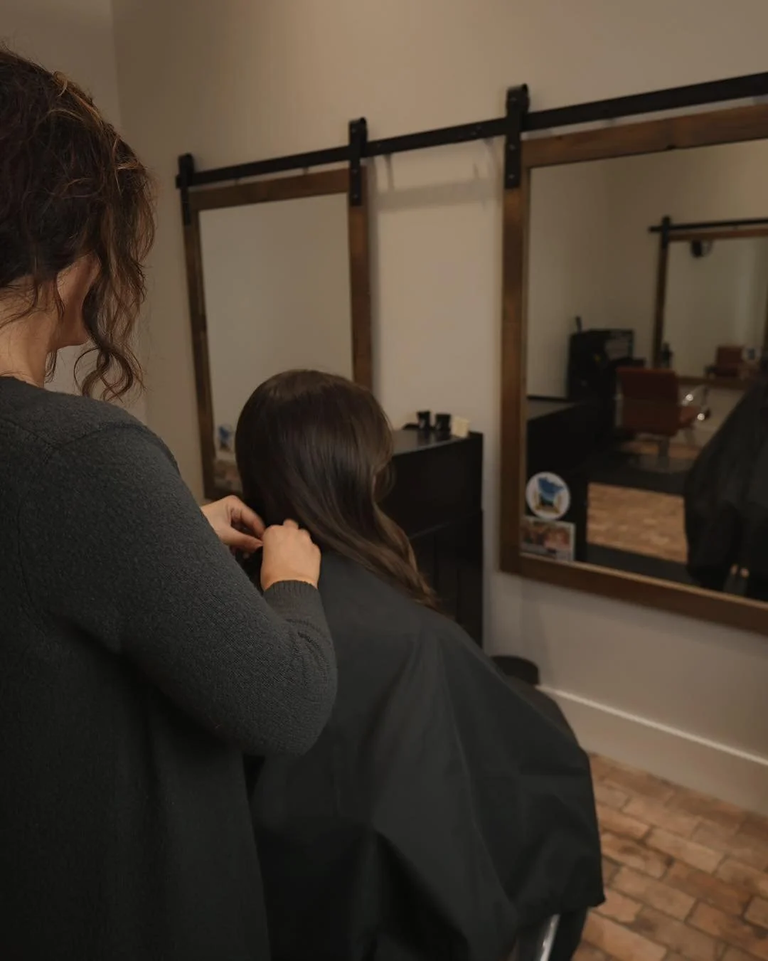 Can you believe we&rsquo;re already talking about the holidays?! 🦃🎄
But yes&mdash;it&rsquo;s that time. 

Our books are starting to fill for the season, and we want to make sure you get the time and stylist you love most. Whether it&rsquo;s a refre