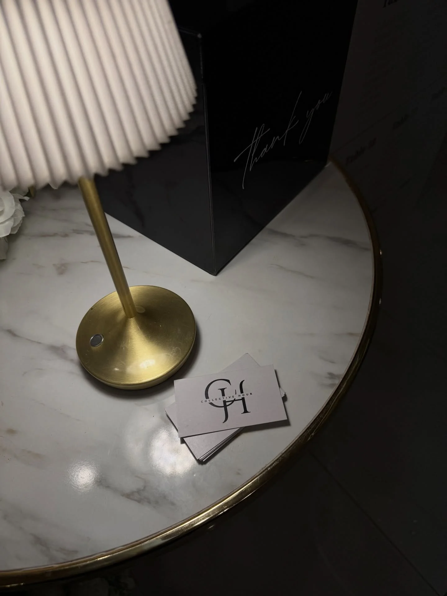 How do you feel about this lamp trend? We&rsquo;d love to hear your thoughts! 💡