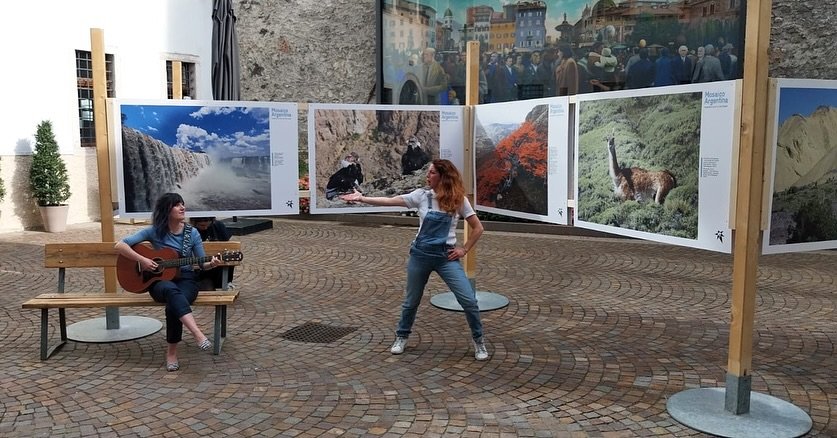 🇦🇷 “Compartimos” è andato in scena durante l’edizione 2025 del @trentofilmfestival !
Un viaggio teatrale che intreccia storie di confini, identità e solidarietà, portando sul palco voci e testimonianze che ci