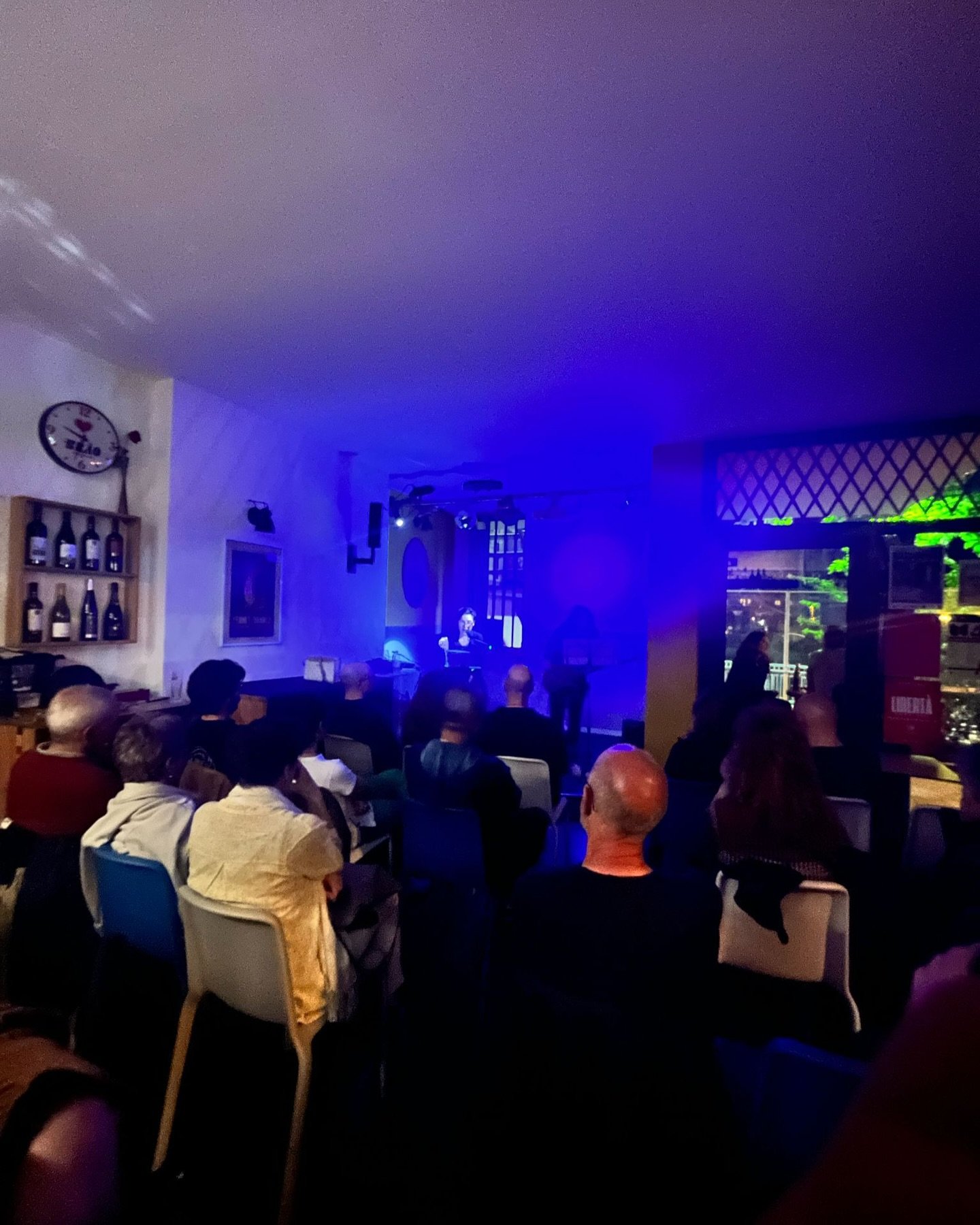 Ieri sera al Bar Funivia di Trento, “Io e Mary” ha preso vita.
Tra le luci soffuse e le atmosfere noir, la voce di Maura Pettorruso e le sonorità originali di Andrea Casna ci hanno guidati nel cuore tormentato di Mary Shelley.
Non