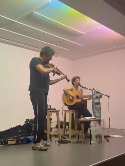 🎶 Ieri sera a Le Garage Lab, dopo lo spettacolo Boxeur, la musica di Brandamaria ha scaldato i cuori e fatto ballare tutti, chiudendo alla grande questa edizione di Intrecci.
Grazie di cuore a chi è passato, a chi ha applaudito, a chi ha bal