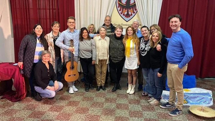 🇦🇷 “COMPARTIMOS – Un sogno chiamato Argentina” è finalmente arrivato a destinazione!
Ieri sera Maria Vittoria Barrella e Lorenzo Bernardi hanno portato in scena lo spettacolo al Circulo Trentino de la Plata, tra emozioni, a