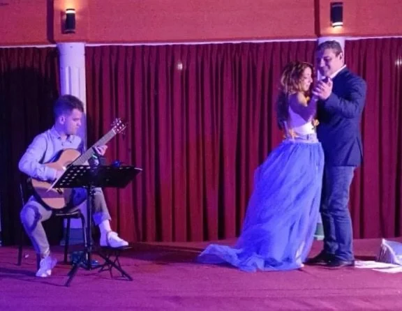 🚩 Il viaggio di “COMPARTIMOS – Un sogno chiamato Argentina” non si ferma!
Dopo La Pampa, abbiamo avuto l’onore di andare in scena davanti a un pubblico calorosissimo a Córdoba e a Colonia Tirolesa.
Maria Vittoria Barr