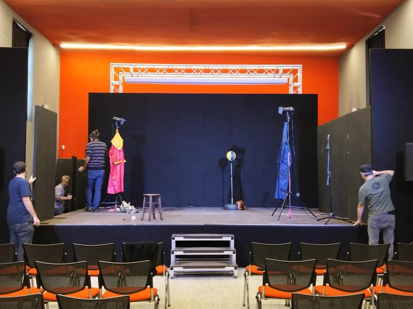 🥊 Boxeur fa tappa oggi a Torre de&rsquo; Picenardi, al Teatro Soms, alle ore 17!
Una storia potente di sport, antifascismo e umanit&agrave;, dove il ring diventa spazio di resistenza e libert&agrave;.
Sul palco Stefano Pietro Detassis, diretto da Ma