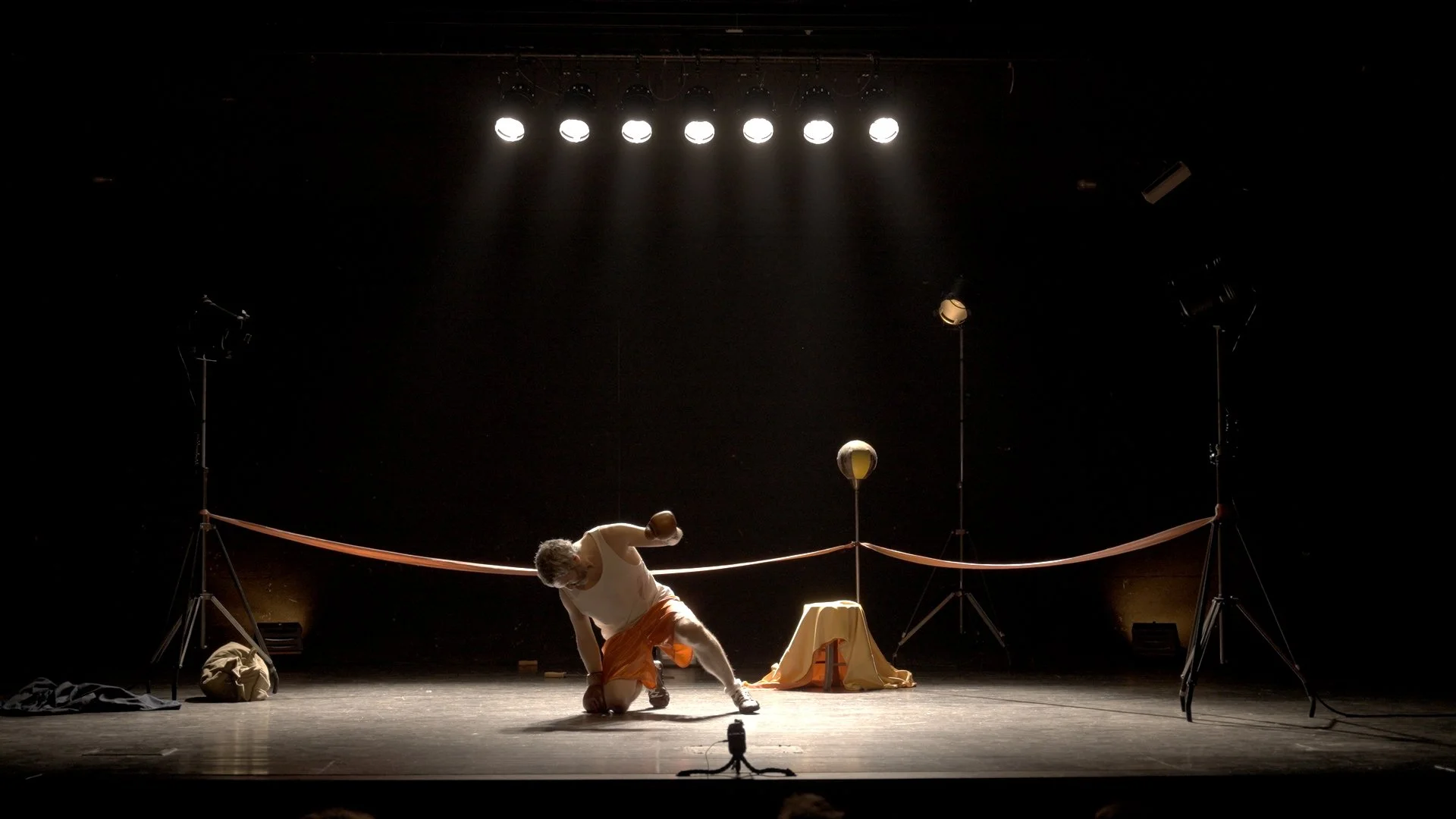 Due pugili, una guerra che spezza le carriere, una determinazione che non cede.
BOXEUR arriva al Teatro Comunale di Ala per raccontare lo sport come scelta politica, resistenza e dignit&agrave;.

📅 25 gennaio
🕘 Ore 21.00
📍 Teatro Comunale di Ala
#