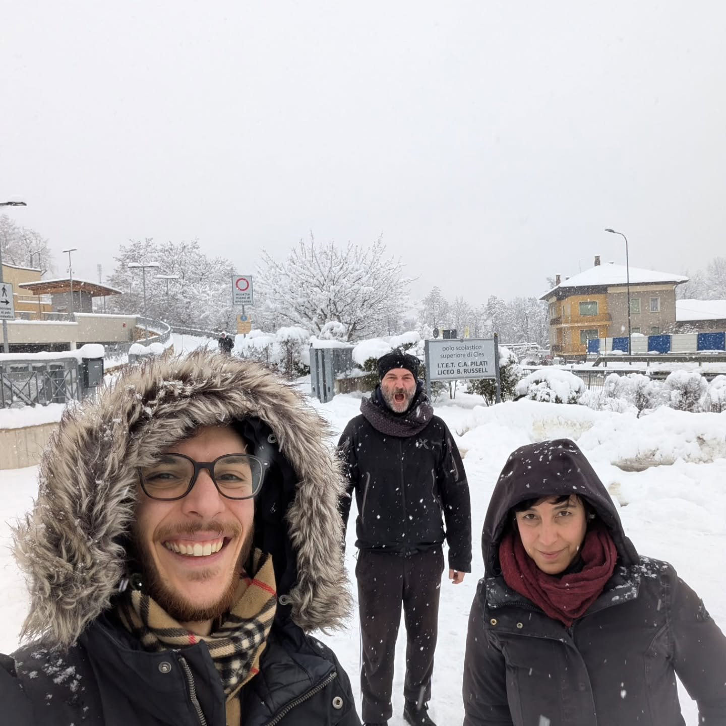 La neve non ci ha fermati!
Stamattina La societ&agrave; dei ribelli ha incontrato 500 ragazzi e ragazze dell'istituto Russell di Cles.
Splendida mattinata, grandi domande e entusiasmo.
Ci vediamo domani a Valsamoggia (Bo)
@teatrodelletemperie
@compag