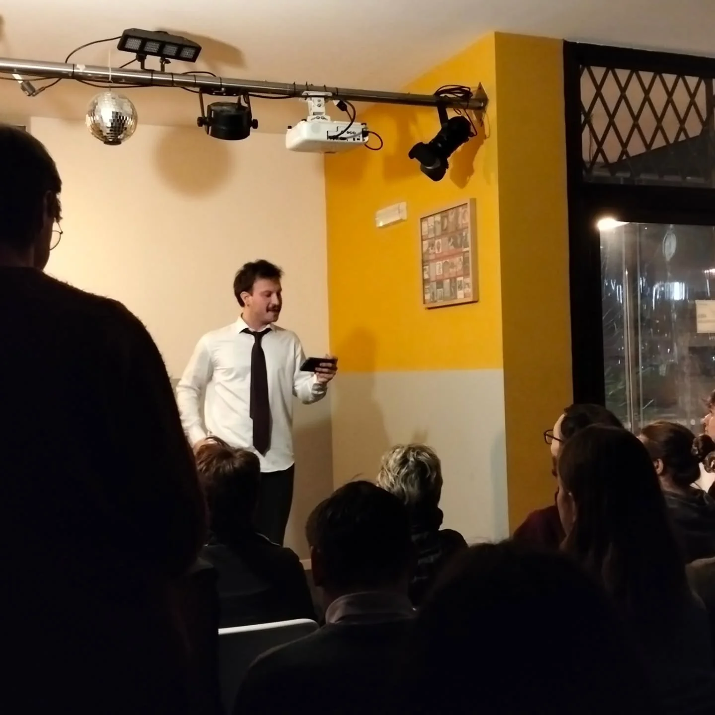 Intrecci. Seconda serata, secondo pienone!
Grazie a @mindthegaeb e lunga vita al suo Parlare tra maschi (tenetelo d'occhio...debutta a fine luglio a Rovereto!).
Noi ci prepariamo per la terza serata con @arieleceleste_ 
A breve tutte le info👯