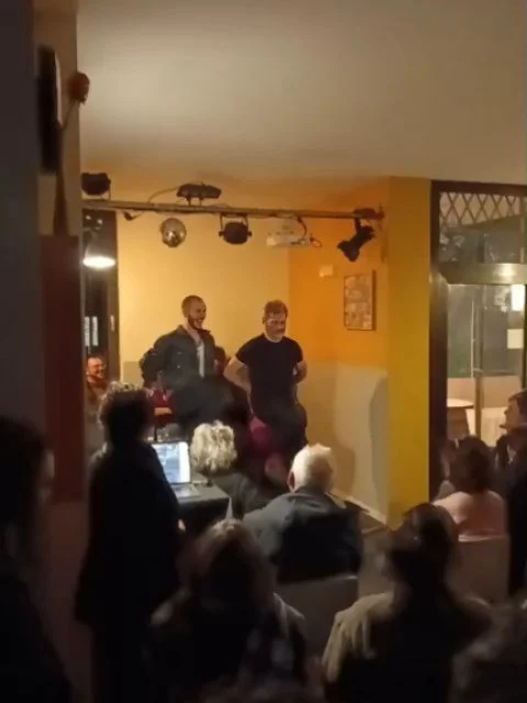 Ieri il bar Funivia si &egrave; trasformato in un'assemblea, in una citt&agrave; (Parigi), in un campo di battaglia. 
Strapieno di gente. Che ha partecipato con noi a creare La Societ&agrave; dei Ribelli.
Intrecci si ferma per il prossimo gioved&igra
