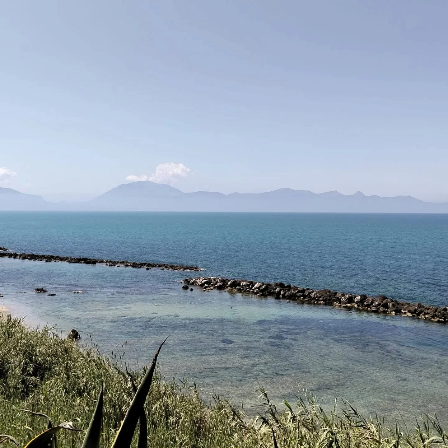 ✨ Day 4: ultimo giorno,ultima replica. Oggi abbiamo ricaricato le pile accompagnati dal suono delle onde e dal calore del sole, che ci hanno portato al nostro ultimo spettacolo a Cinisi. Cala cos&igrave;, come il tramonto in lontananza, il sipario su