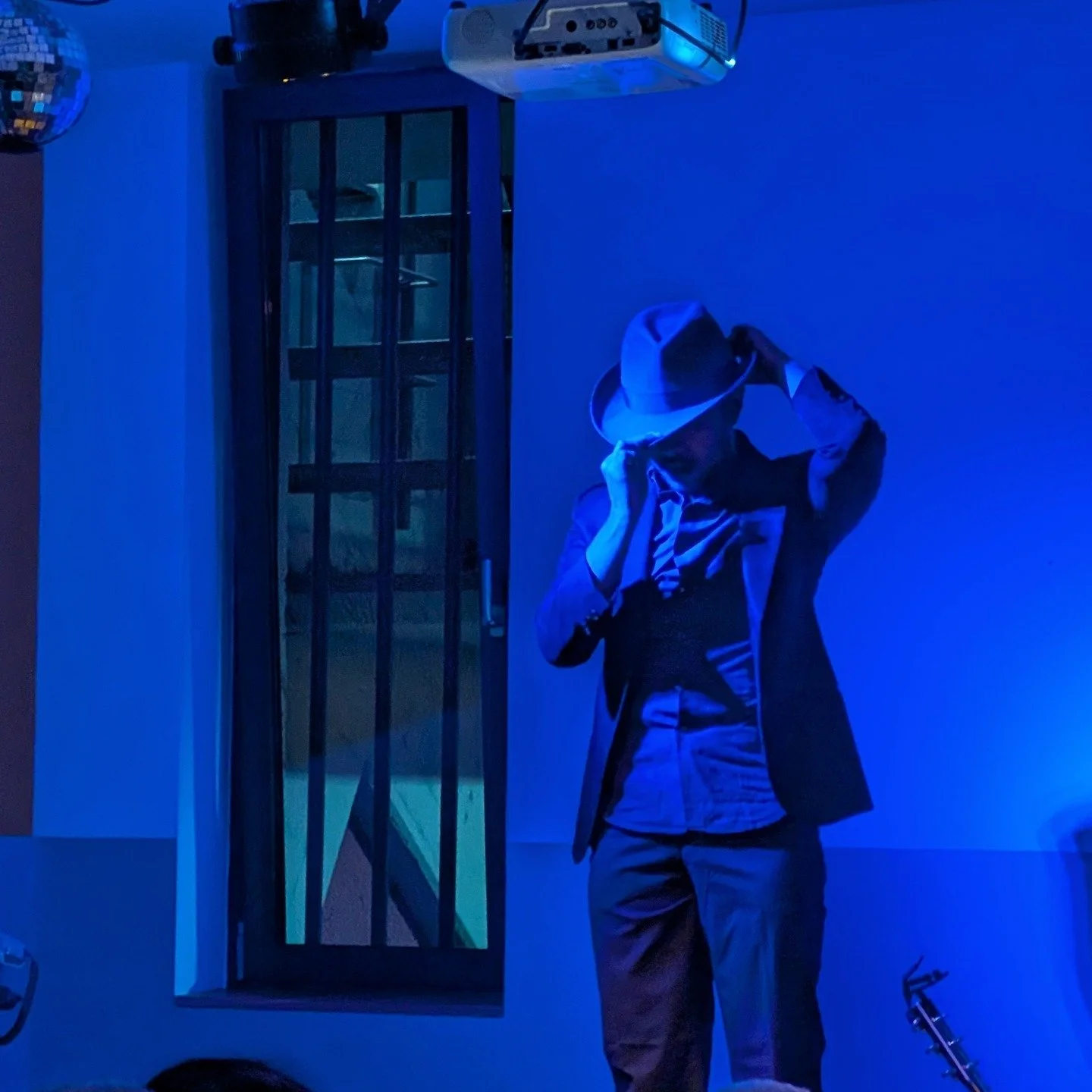 Pequodcompagnia augura a tutte e tutti un BUON PRIMO MAGGIO con un assaggio dello spettacolo su Sixto Rodriquez di ieri sera al @bar_funivia.
Grazie a @fabbricaesperienza per averci raccontato la storia di questo grande musicista, simbolo della lotta