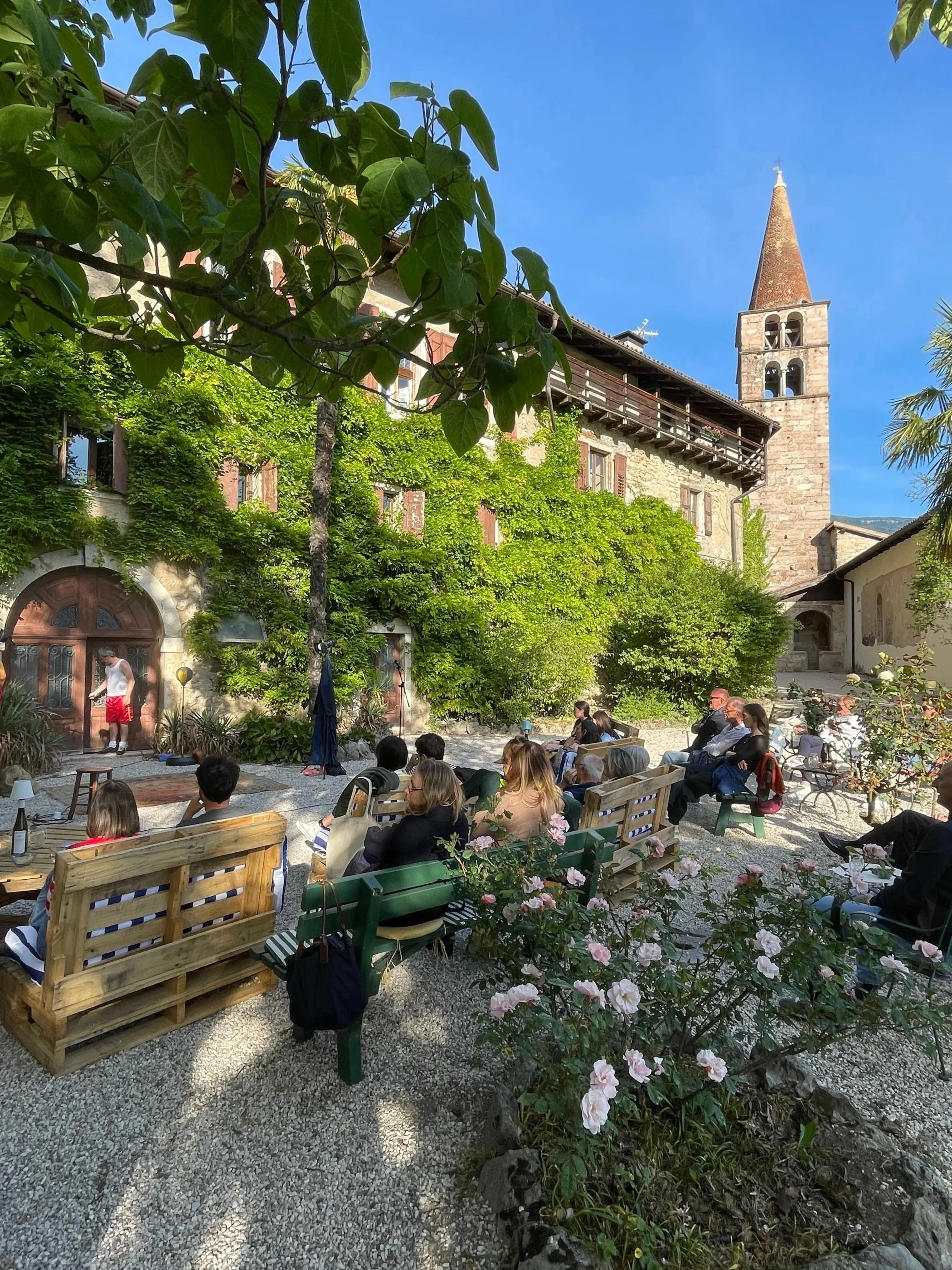 ✨ Ieri sera primo appuntamento di "Teatro in vigna" nella meravigliosa cornice della tenuta @oxenfeldwines ! In scena Boxeur con il nostro @ildeta e al piano @anna_libardi89, mentre si degustava il buonissimo Pinot Bianco della cantina. Gra