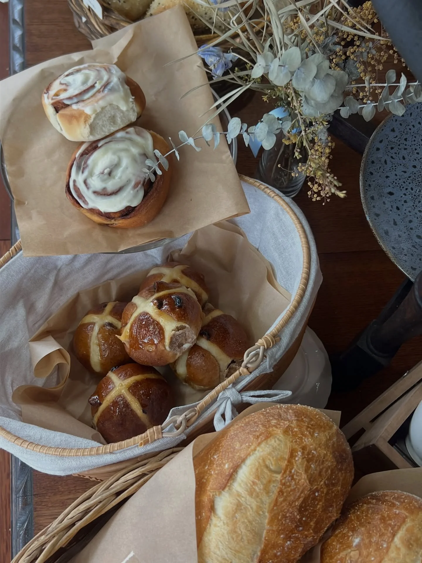 Freshly baked 🌷

#hotcrossbuns #sourdough #bagels #cinnamonrolls