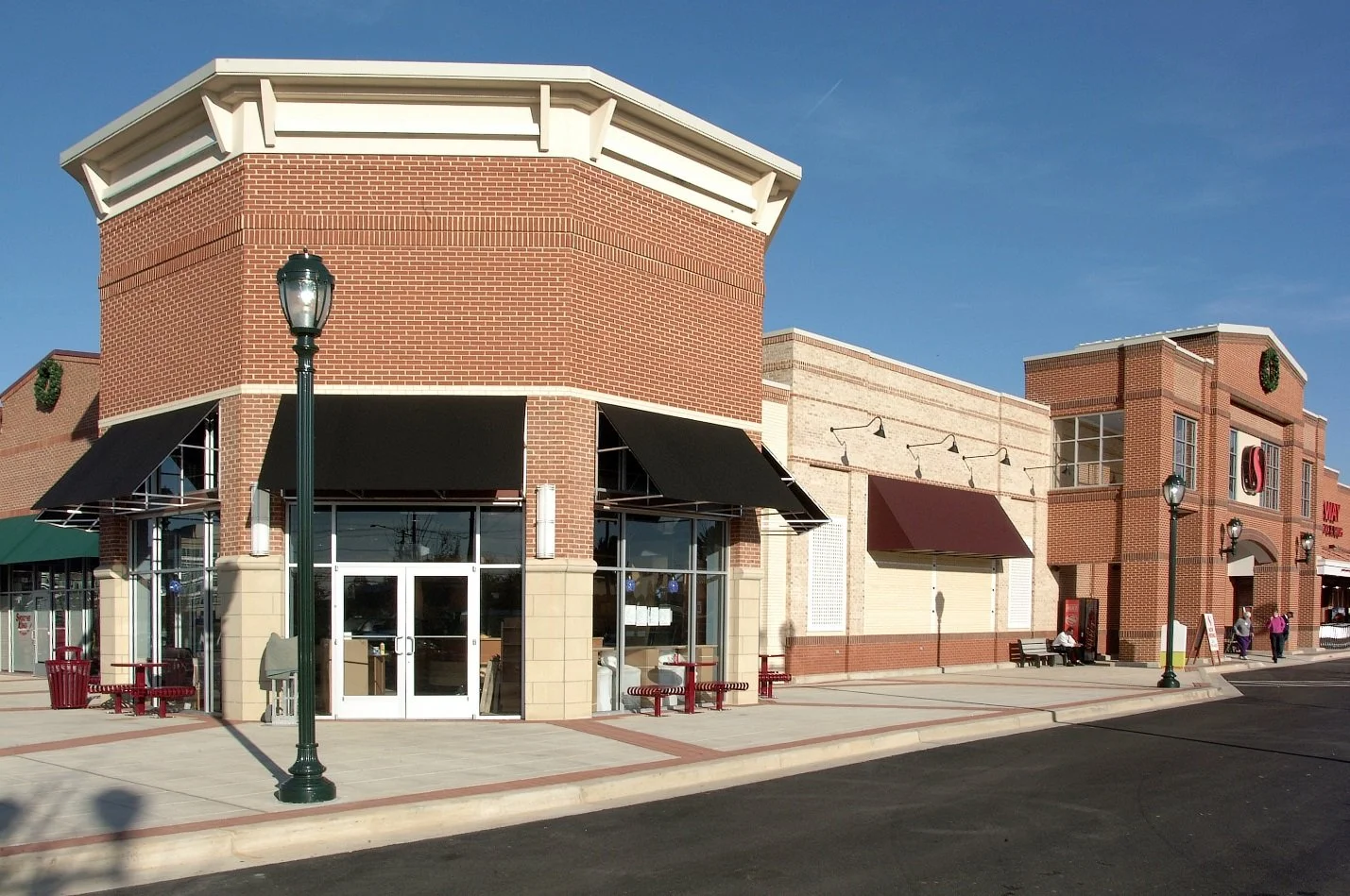 7-Retail-Fallsgrove-Village-Center_html_m6c676714.jpg