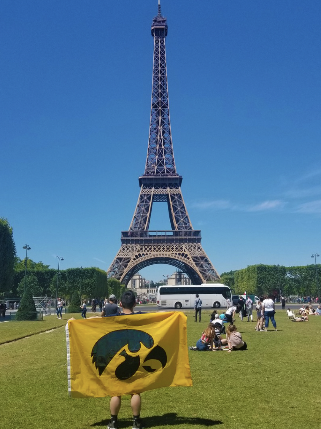 When in Paris. 💛🖤⁠ 

(side-note, I took this pic while traveling through Europe lol)