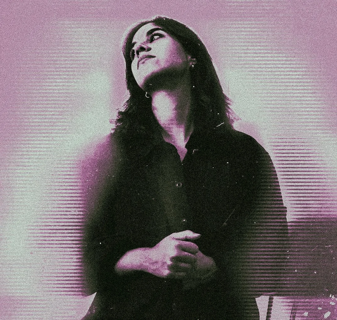 Persona mirando hacia arriba con fondo rosado y efecto granulado.