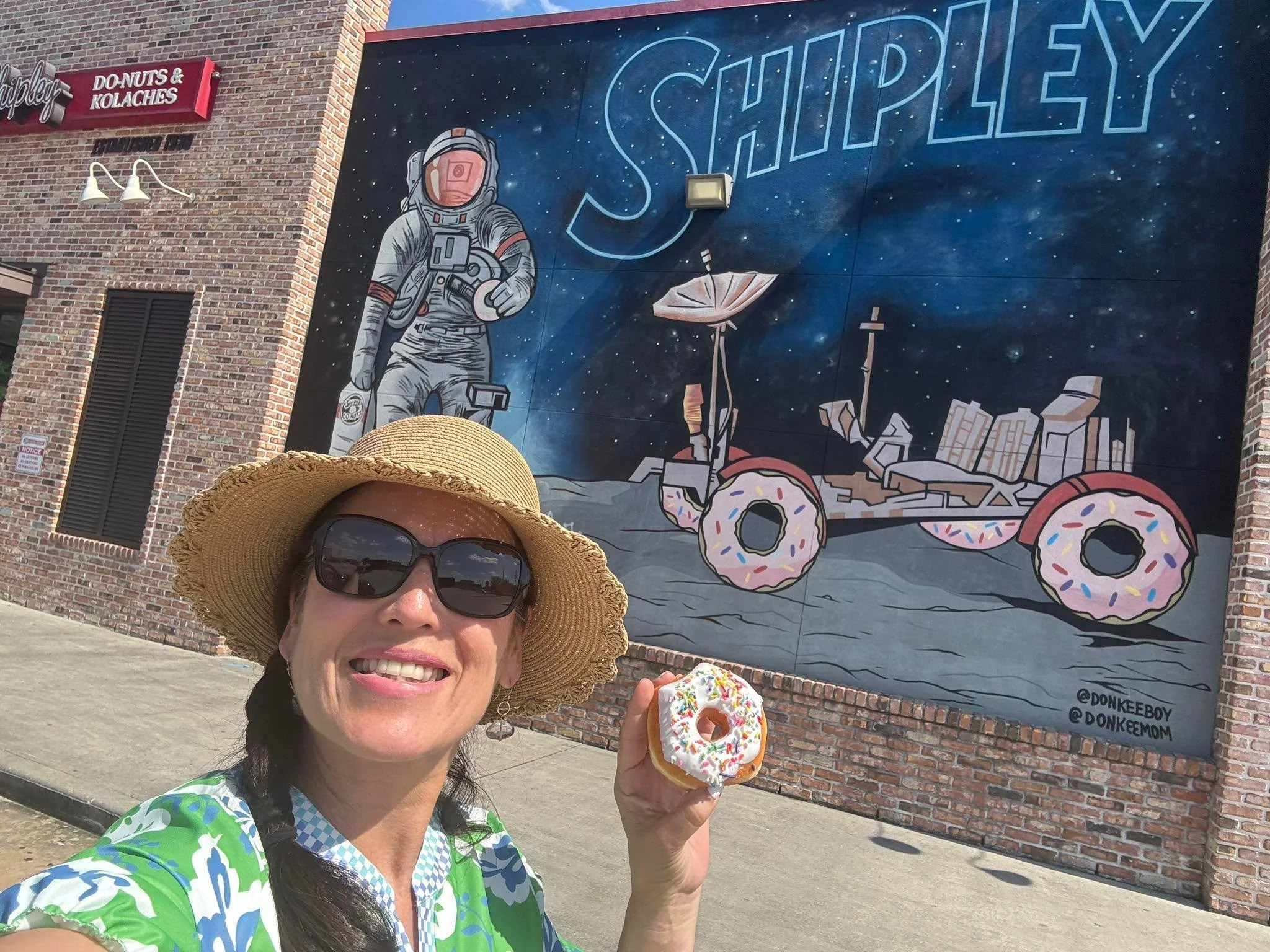 Sometimes a donut 🍩 is good for the soul! 

Life should be artsy &amp; sweet! 🫶🏼

Inspiring mural Donkeyboy!! It made me want to jump in it and lose myself away&hellip;

#everyone