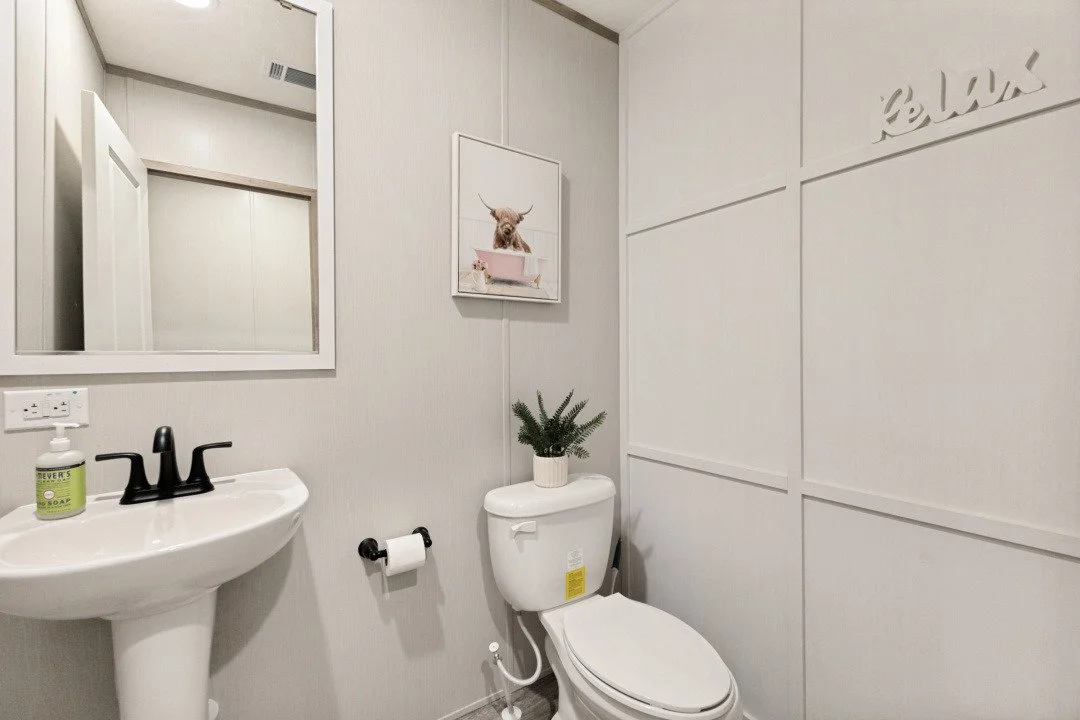 9776Navajo_halfbath.jpg