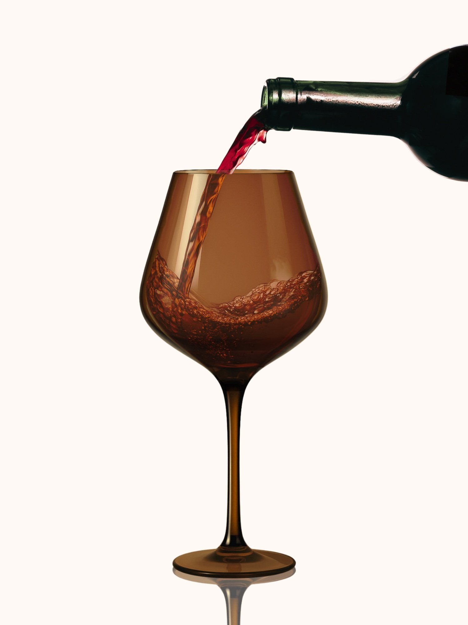 Moody and refined, these hand-blown brown crystal glasses come in a set of 4. Designed to sip and flex—because real wine snobs don’t do basic.