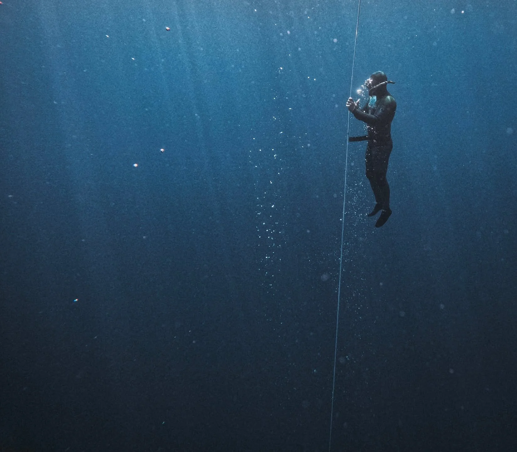 A chaque session d'apn&eacute;e, nous ressentons toujours la m&ecirc;me joie. Une ambiance bon enfant, l&eacute;g&egrave;re et bienveillante. 
Sous la surface tout se tait. Se laisser glisser le long de la ligne. Devenir un astronaute aquatique et jo