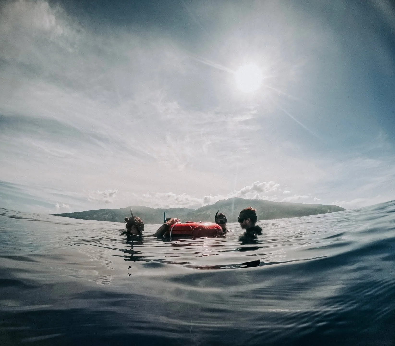 Comment ne pas tomber amoureux de l'oc&eacute;an ?

Sa magie, sa lumi&egrave;re, sa visibilit&eacute;, son bleu &eacute;lectrique... ses petits habitants qui nous visitent et nous suivent dans nos descentes et dans nos remont&eacute;es.

Le parfait c