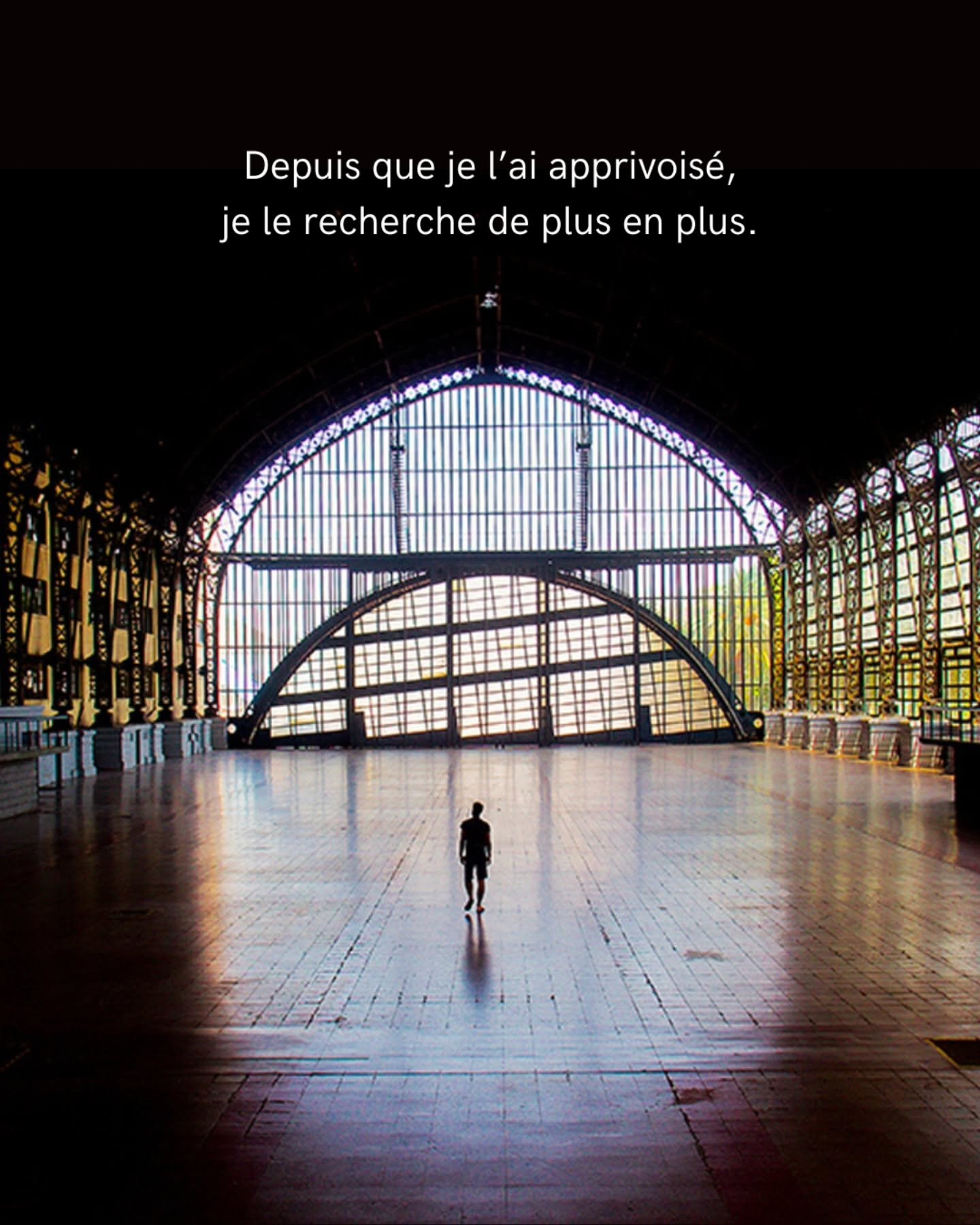 Le silence peut devenir confrontant quand le corps n&rsquo;a jamais appris &agrave; se sentir en s&eacute;curit&eacute; dans l&rsquo;immobilit&eacute;.

C&rsquo;est pour cela que certaines pratiques passent par le souffle, les mouvements ou les sons 