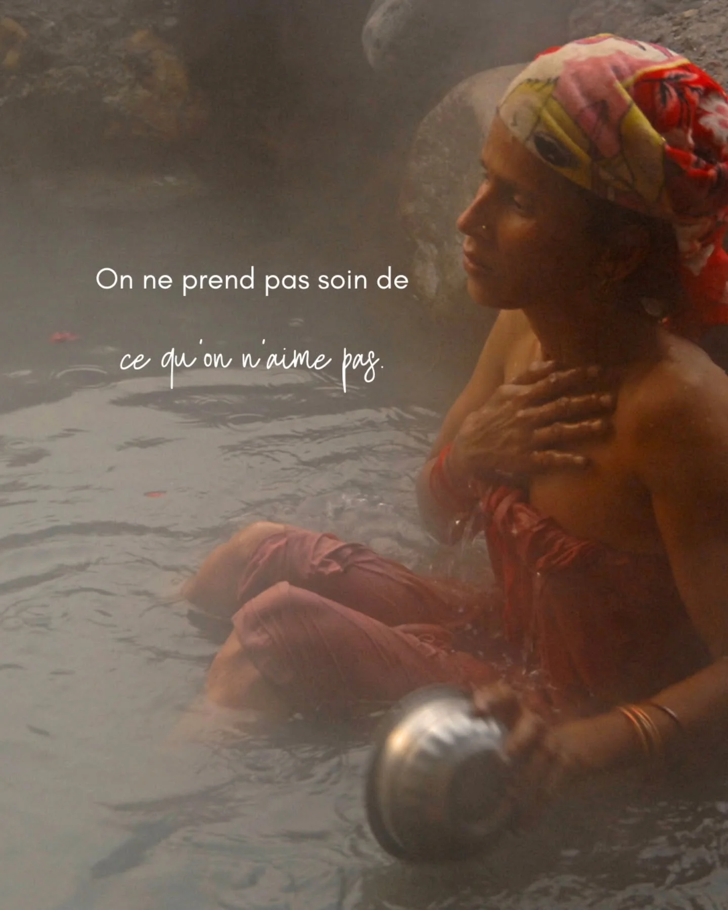 Pendant longtemps, mon rapport au corps a &eacute;t&eacute; une question de performance. Le yoga, je le pratiquais fort, actif, exigeant.

Avec mon hyperactivit&eacute;, j'avais du mal &agrave; m'arr&ecirc;ter. Toujours plus, toujours plus loin, une 