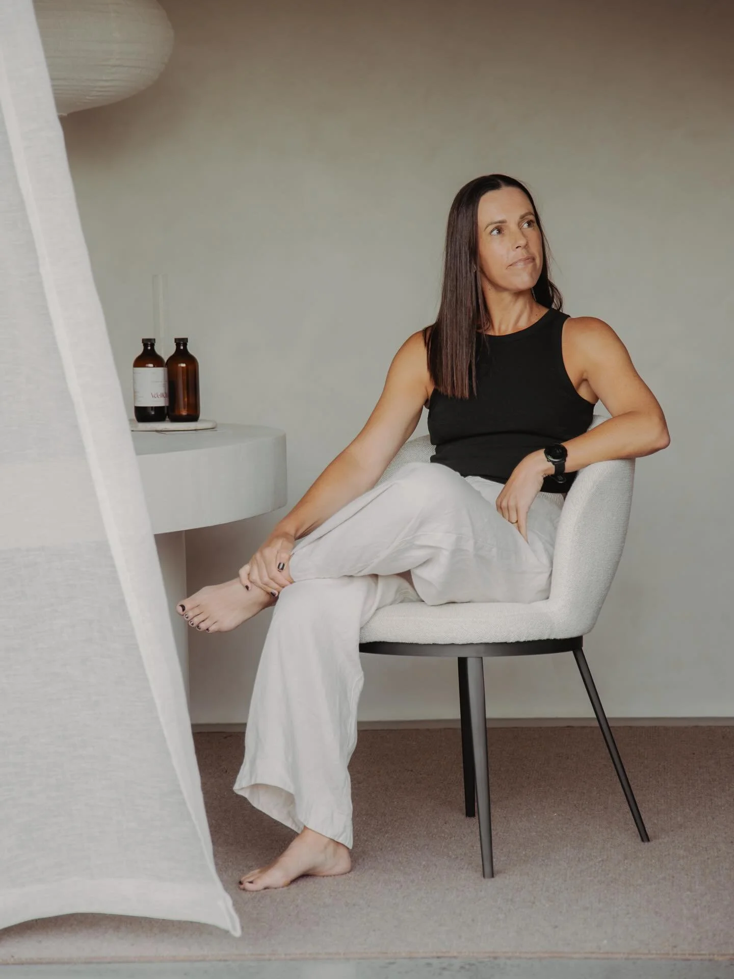 When you have a photoshoot during tennis season and your barefeet match your cream pants 🤍