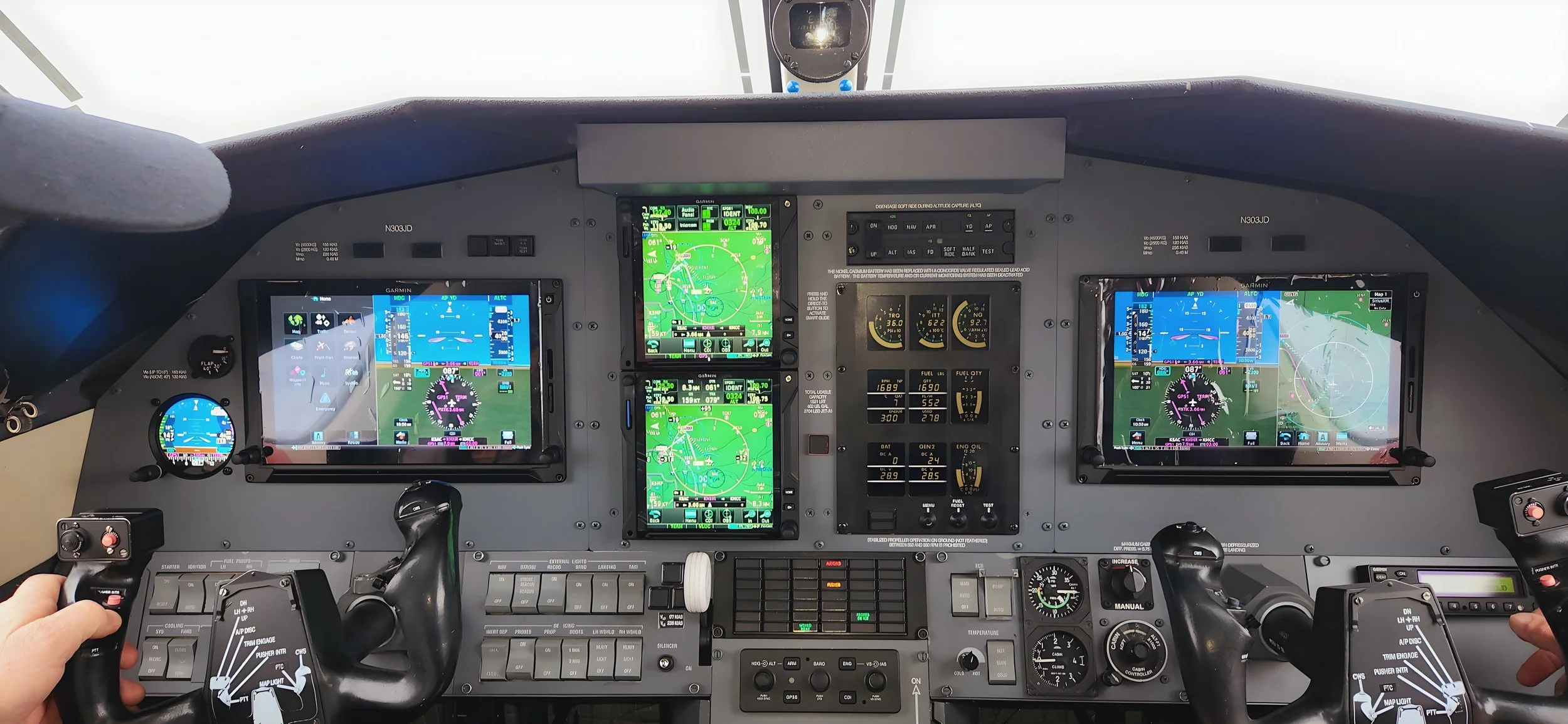 Pilatus PC-12. 
Custom Airplane Panel, 
Dual G600TXi Touchscreen Flight Display Unlocks: AOA, Radar Altimeter, RDR2000  GAD43E Digital Adapter for A