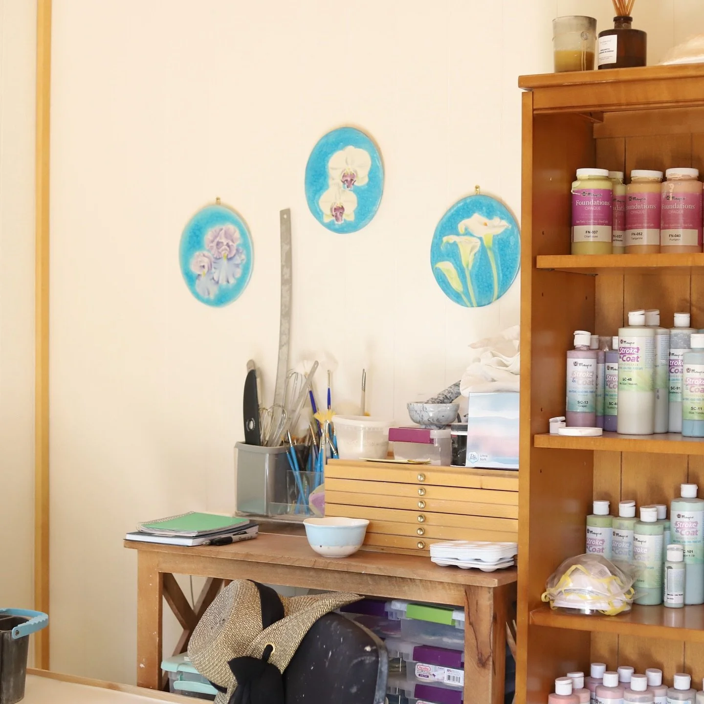 You&rsquo;re in luck! Creative corners are our specialty 🖼️🎨🖌️
Sneak peak into @suebarrytiles studio shed!
.
.
#artiststudio #805living #805magazine #ceramicstudio #genuinesheds