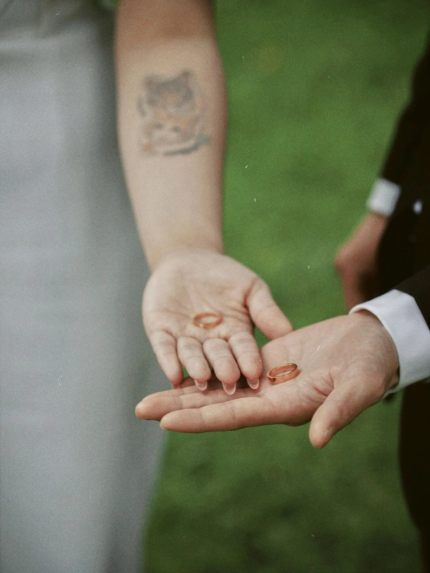 🌳

Love in hand💍 
Story on skin🐱

Florals： @monetdefleur 

#melbourne #melbourneweddingphotographer #melbourneweddings #weddingphoto #weddingphotography #weddingphotographer #australiawedding #australiaweddingphotographer