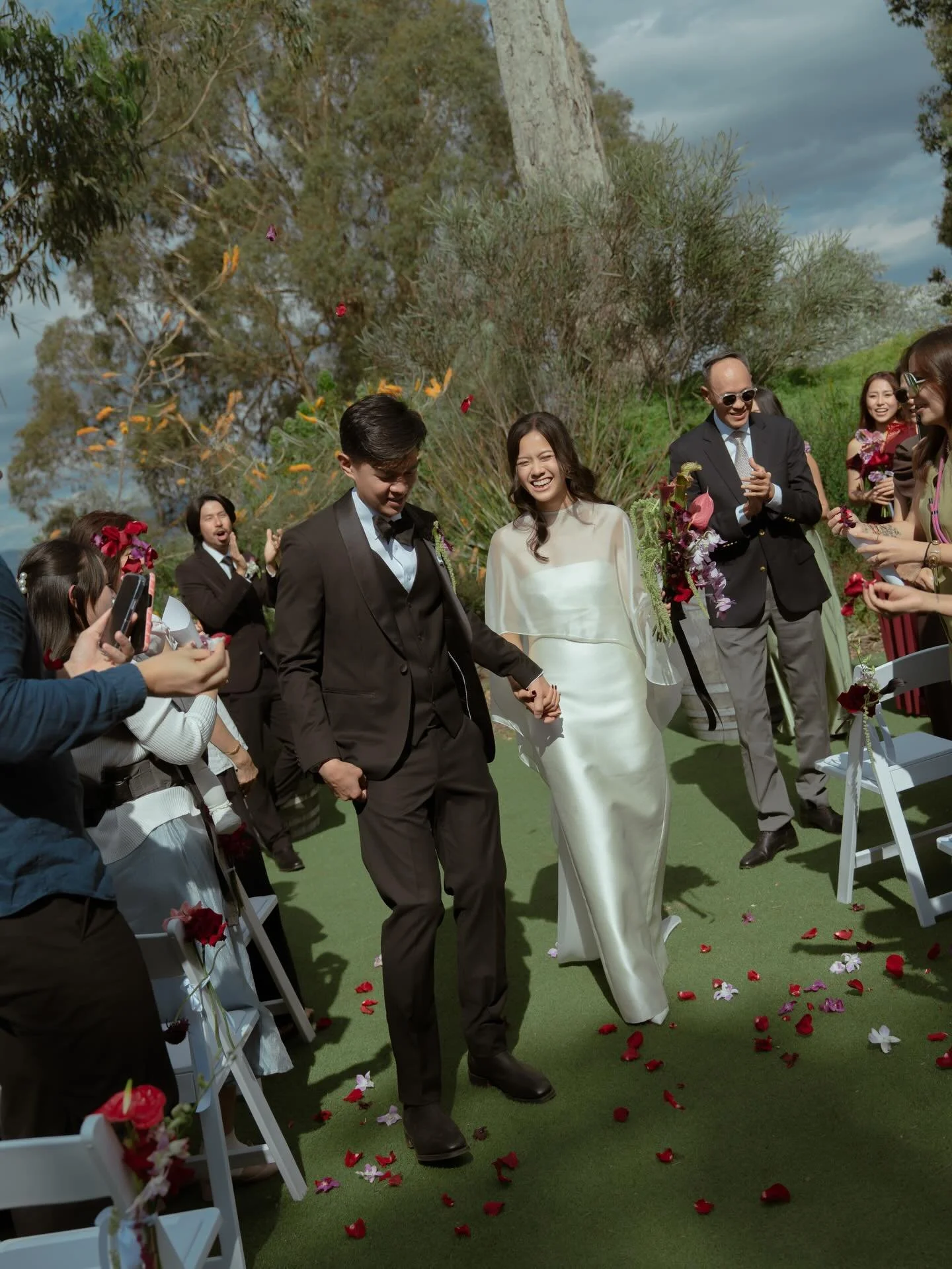 🥁
Jem @jemmchua &amp; Mia @ameliayjt kept their people close all day &mdash; even during photos. With hearts like theirs, you just know their love is built to last.

What a beautiful day with unexpected beautiful weather.

Florals: @aboveandblossom 