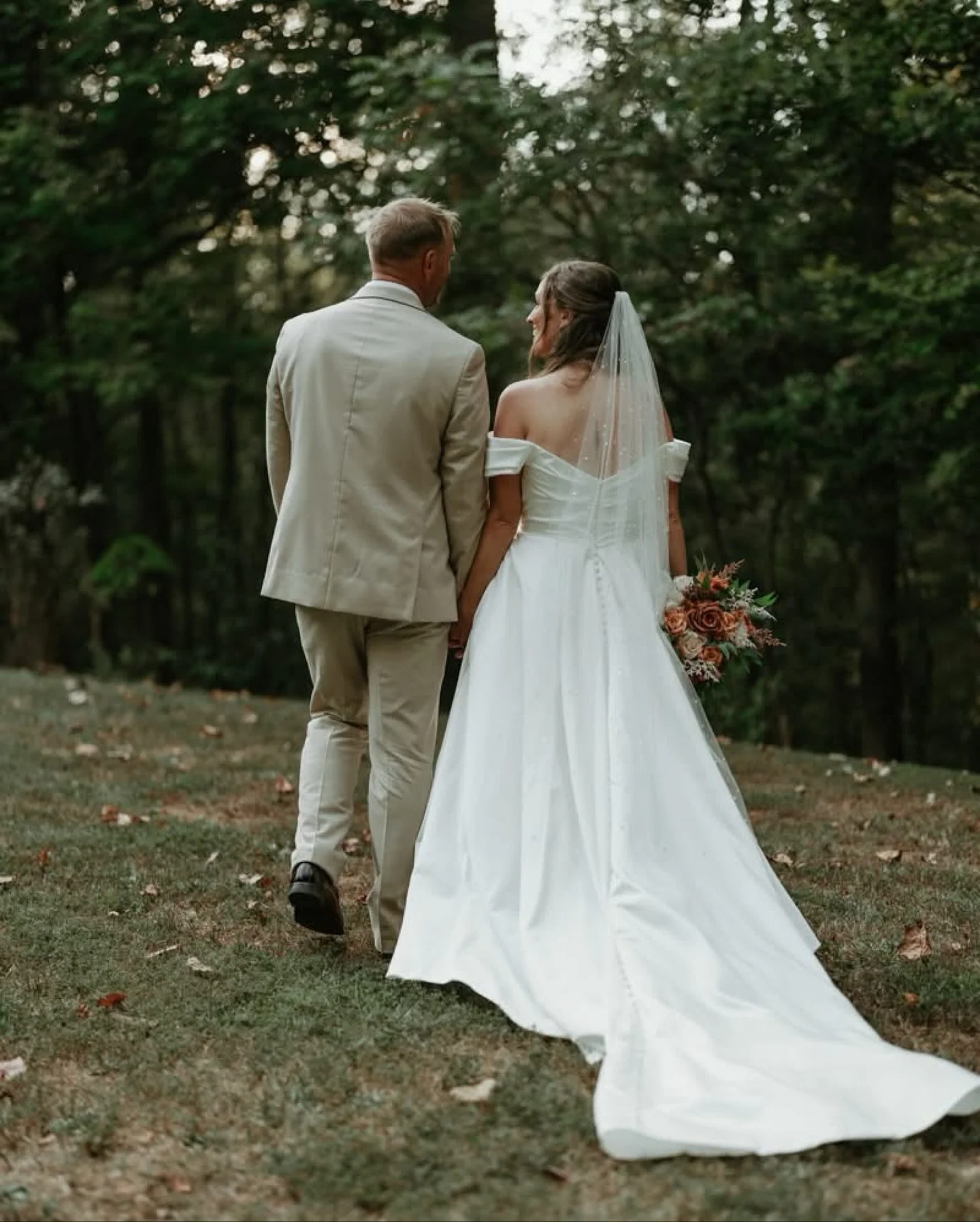 What a perfect fall day! 
This wedding was held at the groom&rsquo;s family home, and you could feel the love in every corner of the property. Surrounded by their children and their closest family and friends, it was the kind of celebration that make