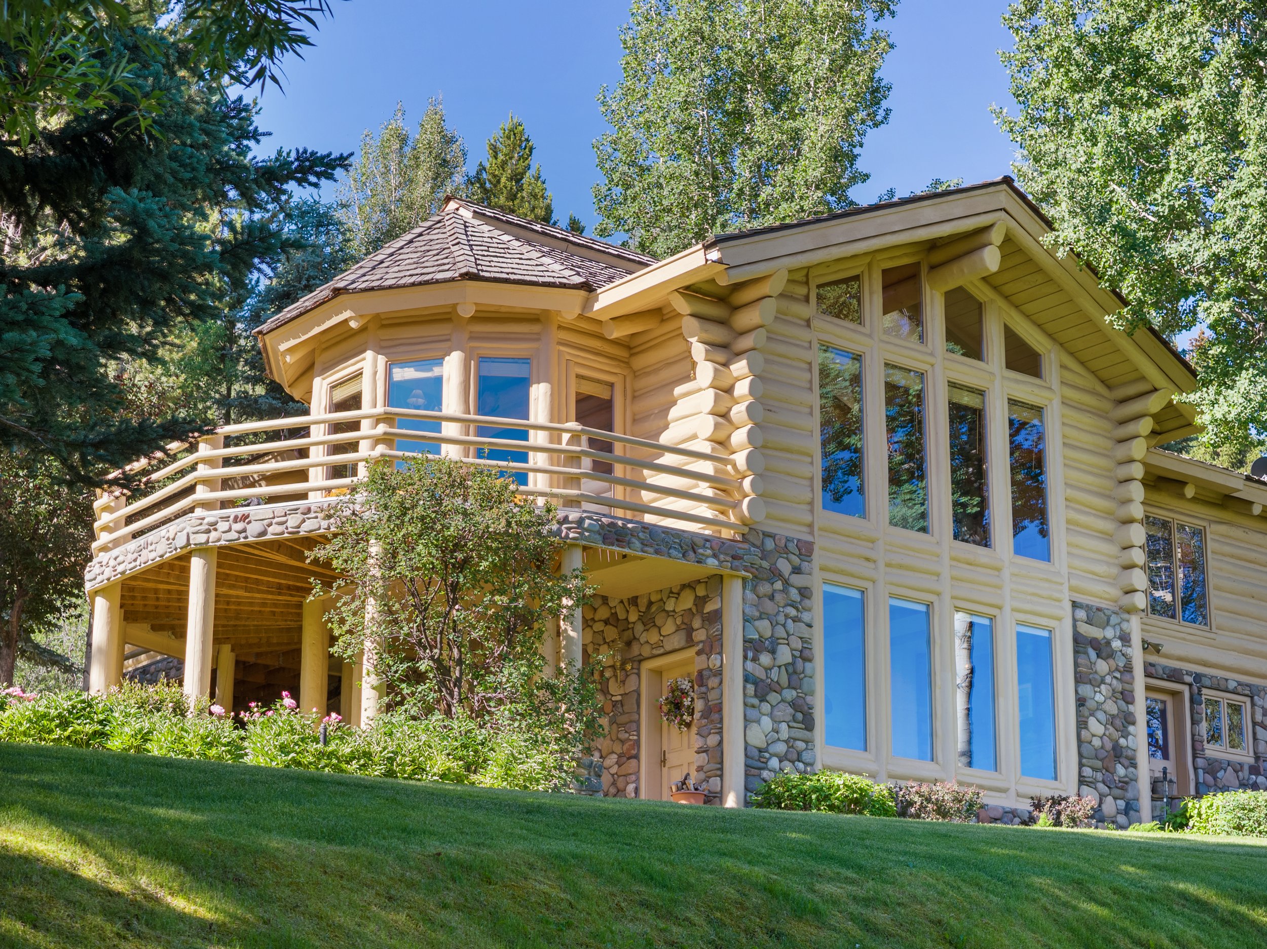 36-Beautifully Built Log Constuction.jpg