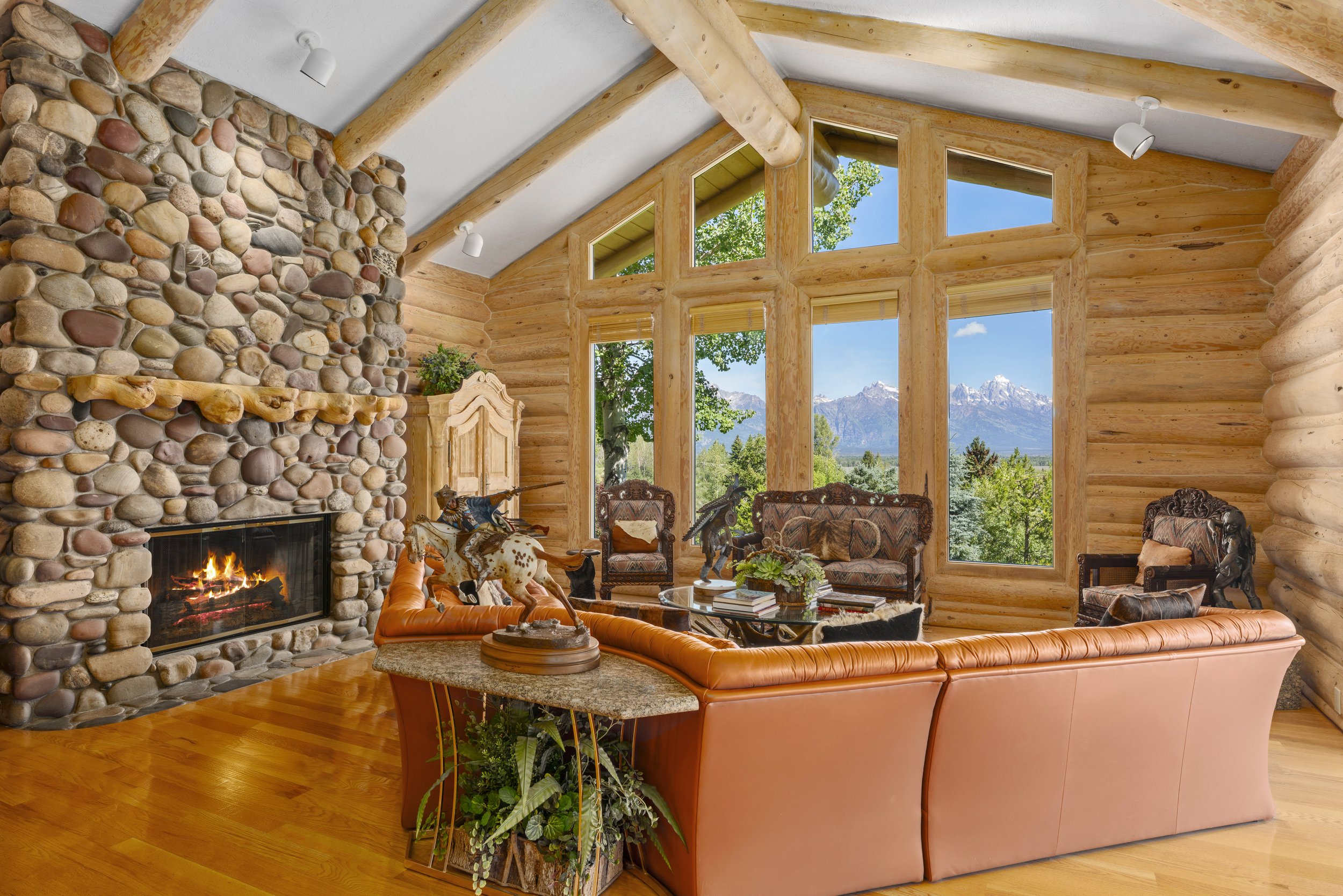09-Main Living with Views.jpg