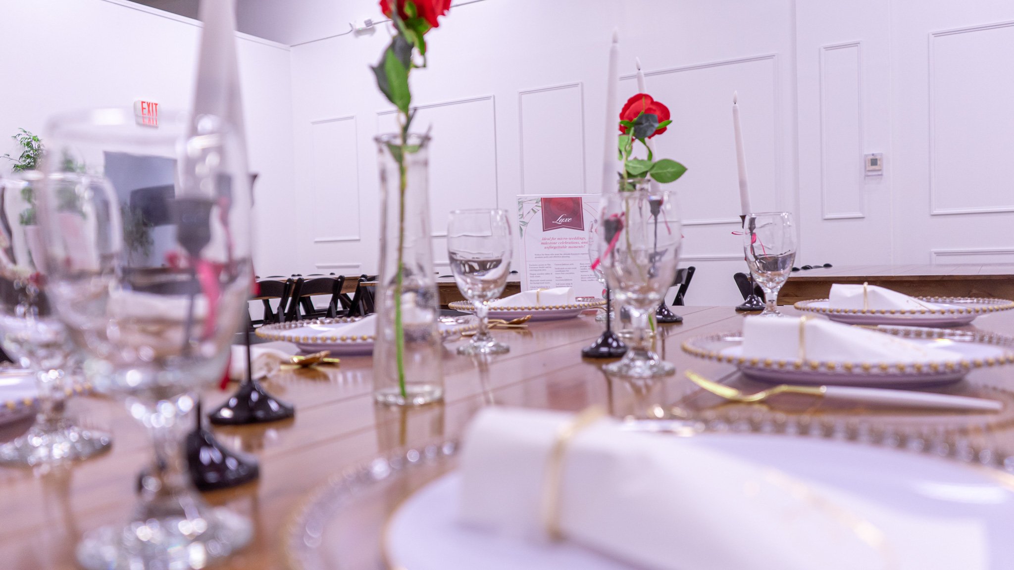 The Luxe Package table example for 8 guests.