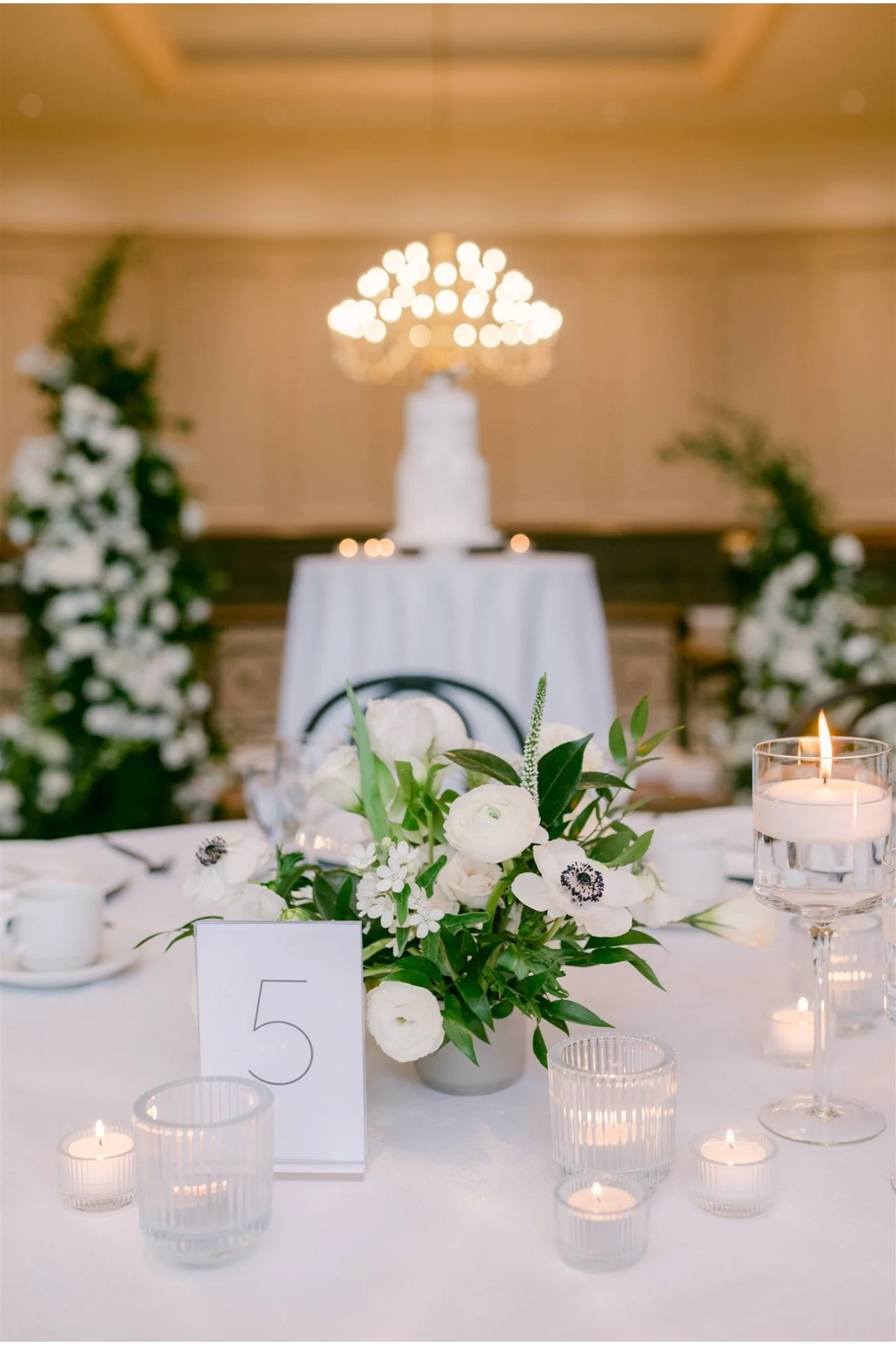 table-setting-wedding-cake.jpg