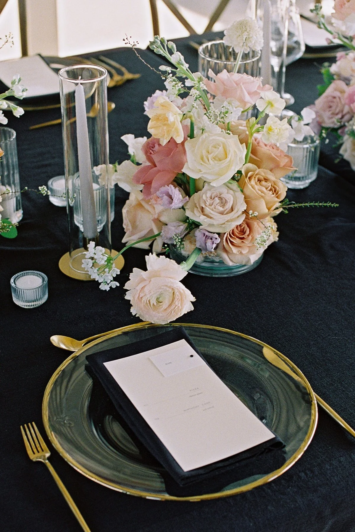 table-setting-flowers-decor.jpg
