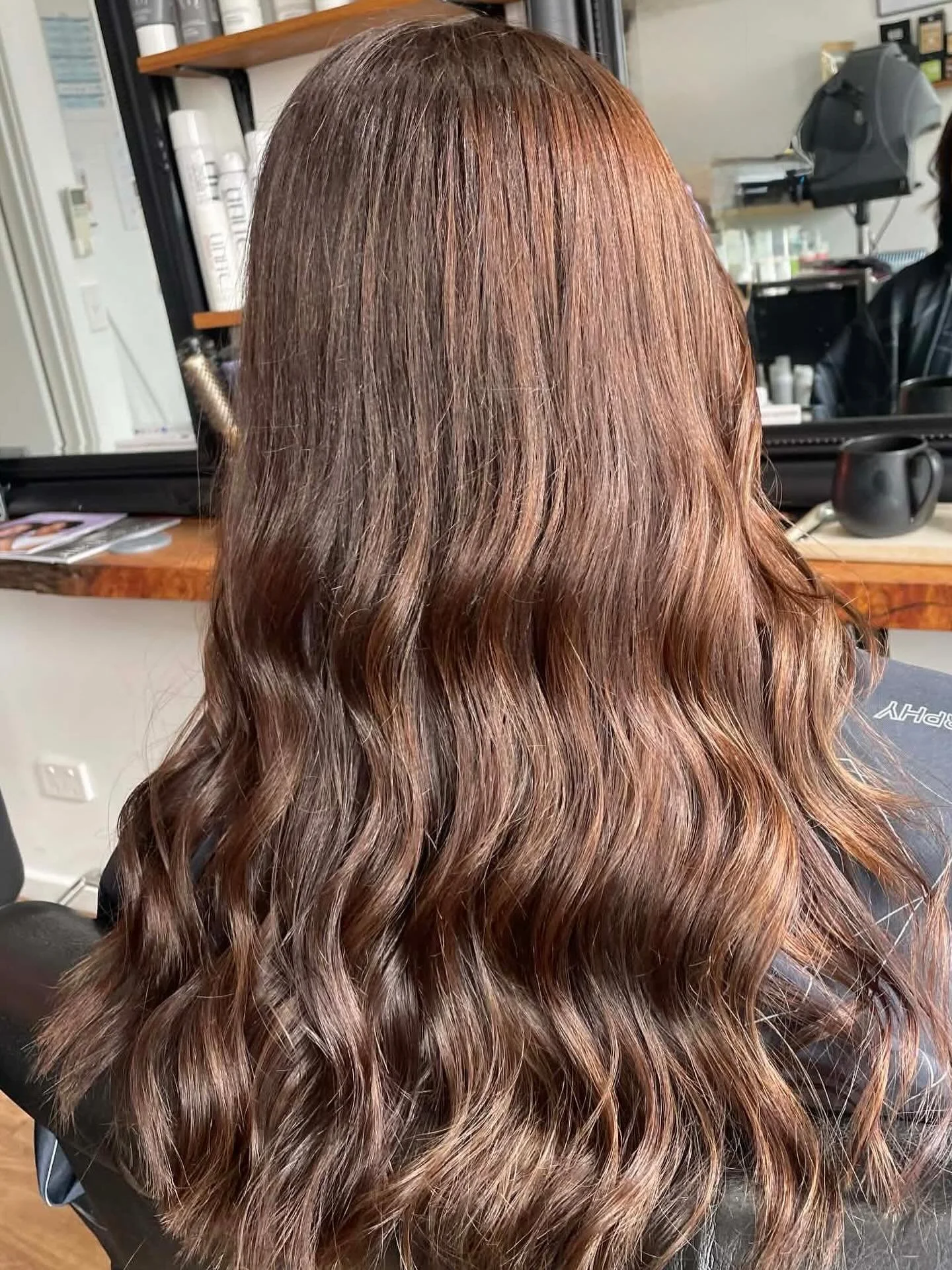 🤎 Autumn hair vibes 🤎

Rich chocolate tones, soft dimension and glossy waves&hellip; the perfect seasonal refresh 🍂✨ @jarrah_nofilterhair.makeup 

#autumnhair #brunettevibes #hairrefresh #jindabynehair #nofilterhairandmakeup
