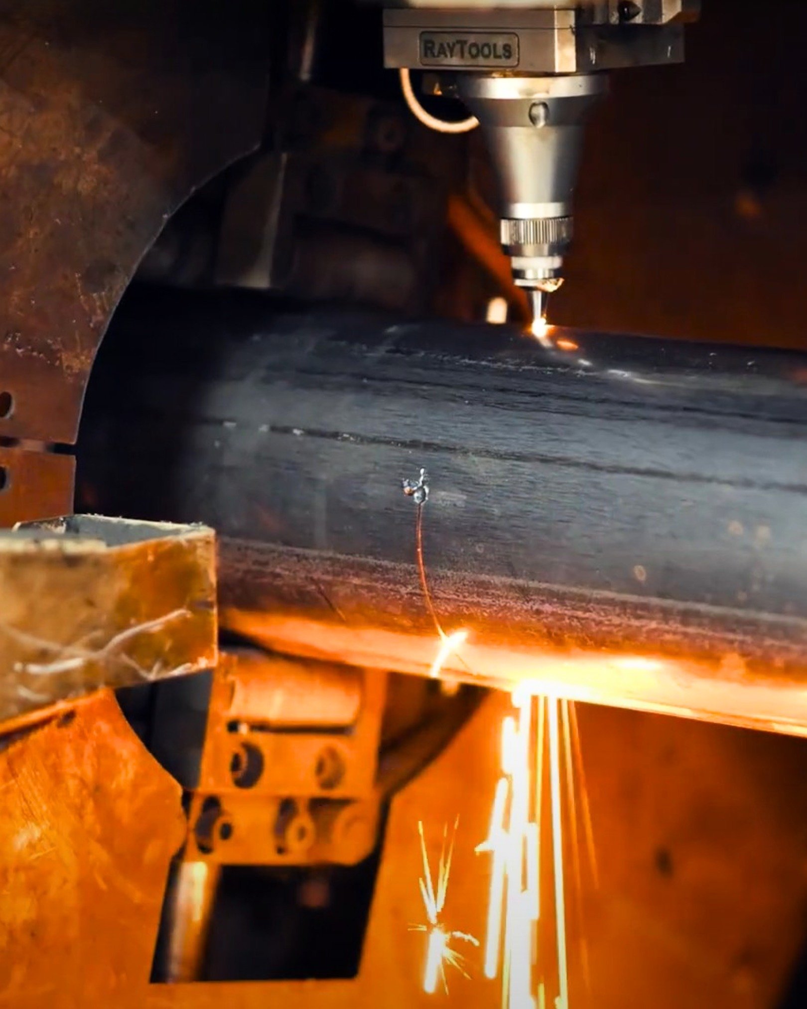 Just cutting through metal like it's 🧈🧈🧈.