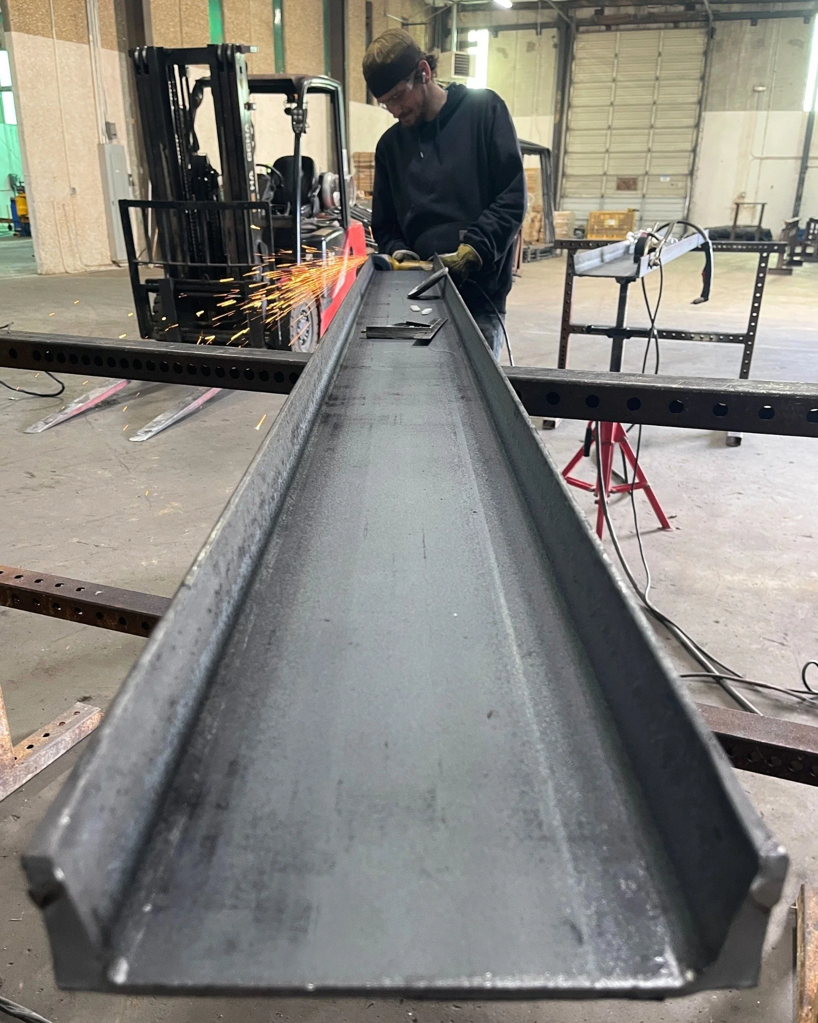 Not every project fits on a table. Handling large structural pieces takes the right equipment, the right crew, and the right process. ⚙