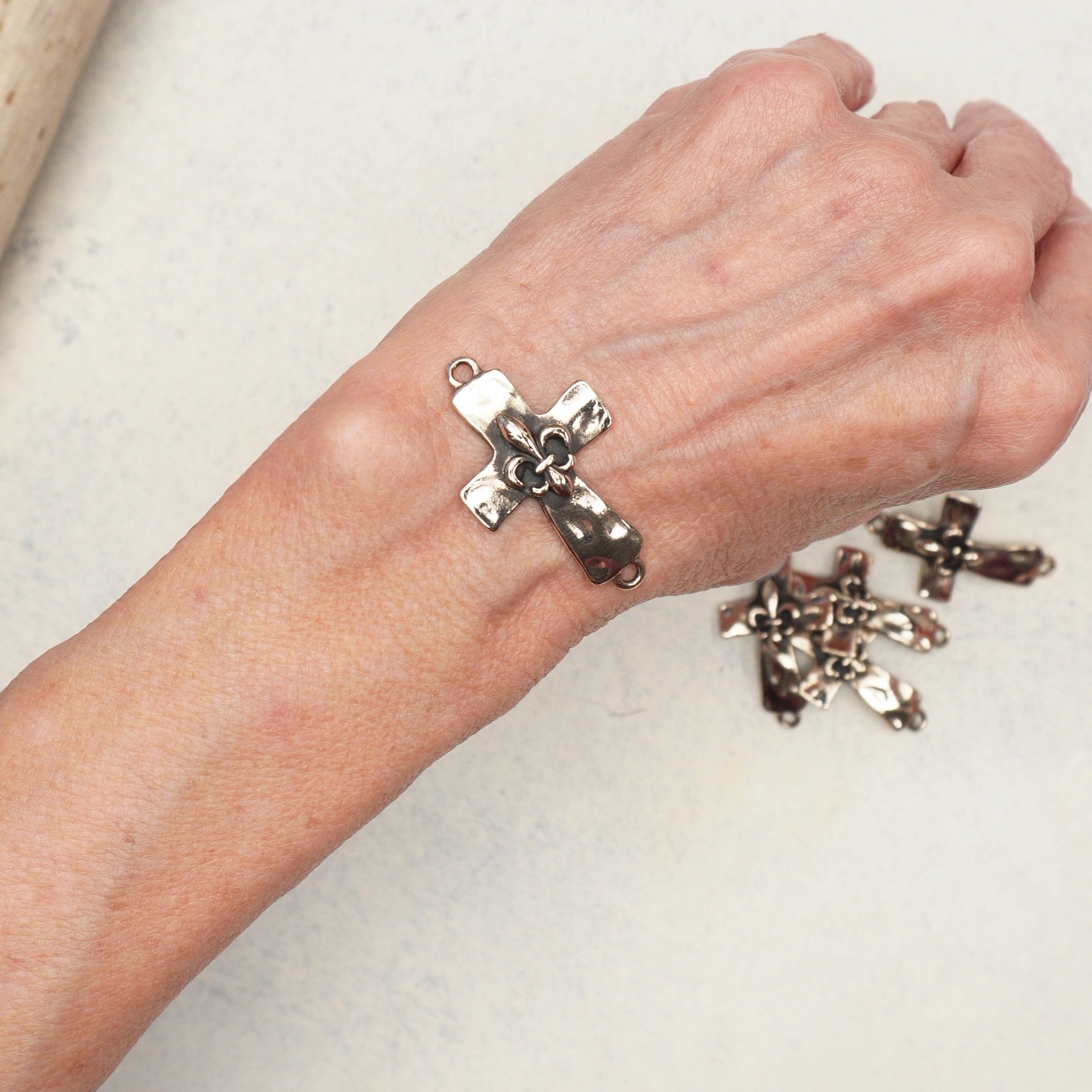 Fleur-de-lis Cross Focal (2A3)