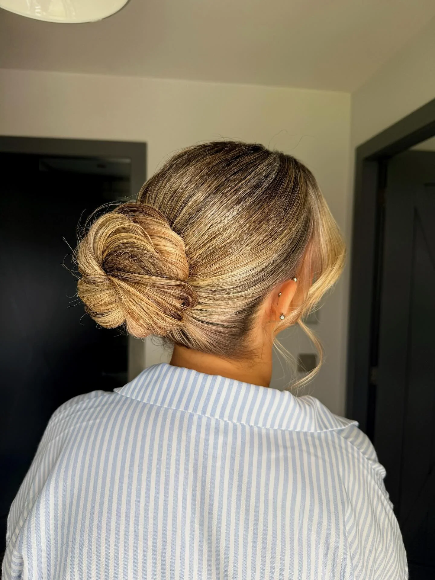 Sleek with a textured bun 🍋
