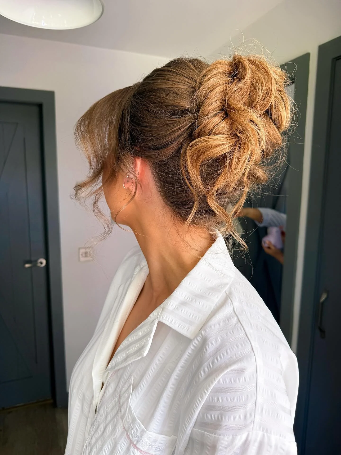 What&rsquo;s a midi bun you ask? 

It&rsquo;s a bun style tailored to you, that&rsquo;s not too high and too low - read below for more info 👇 

Some of my brides don&rsquo;t want a bun that is low and touching the back of their necks. Only wanting t