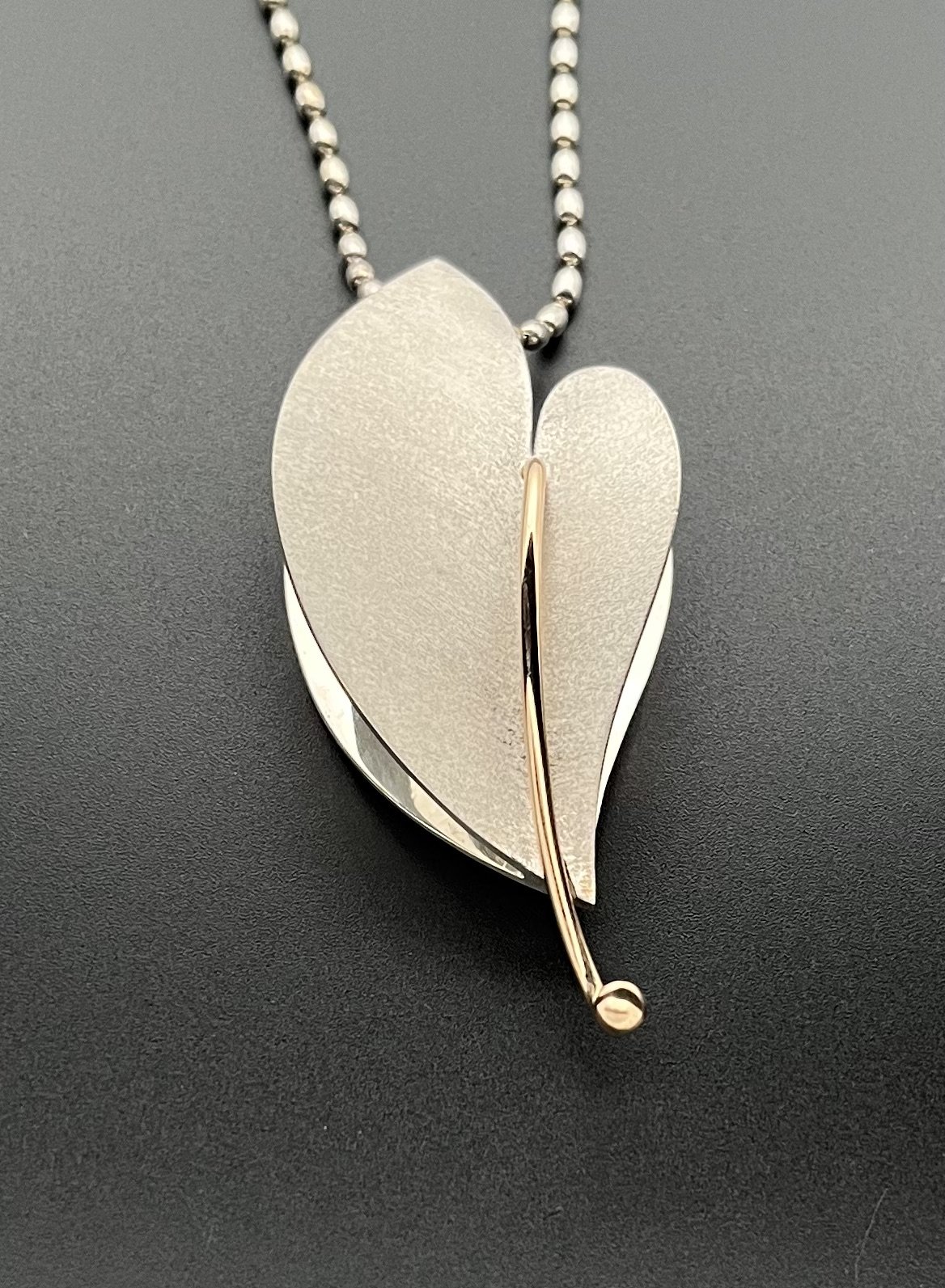 Spring pendant with gold