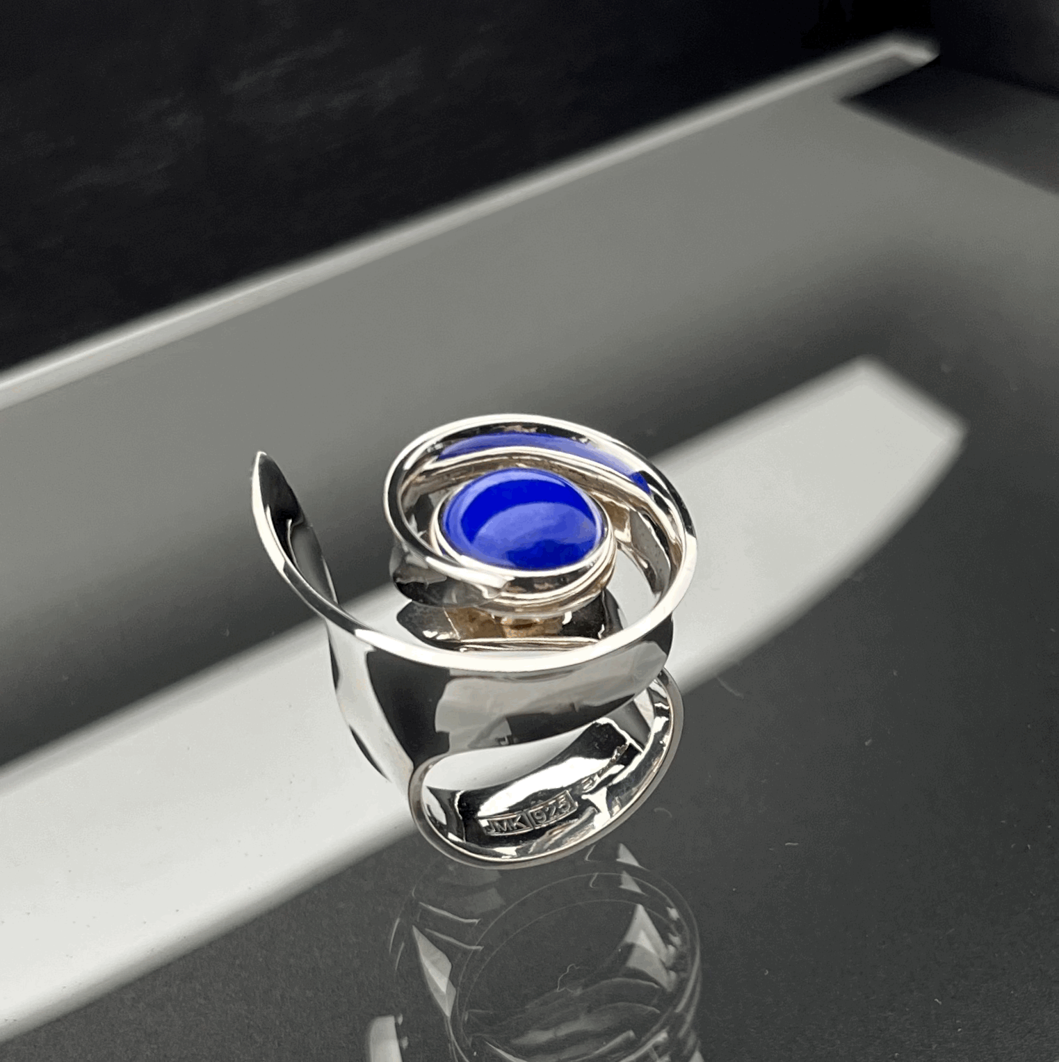 Swirl ring with lapis lazuli