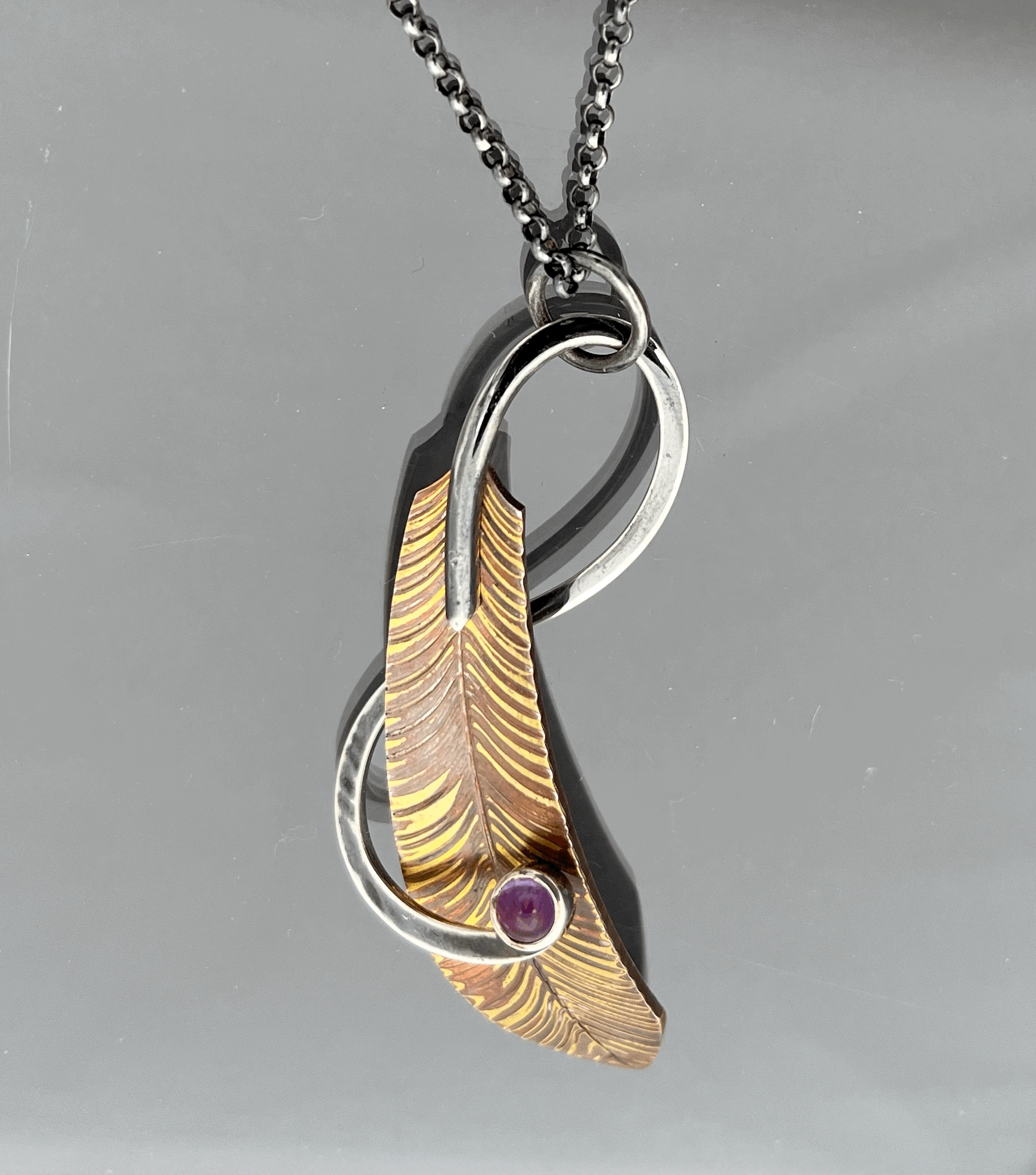 Mogumegane pendant with amethyst